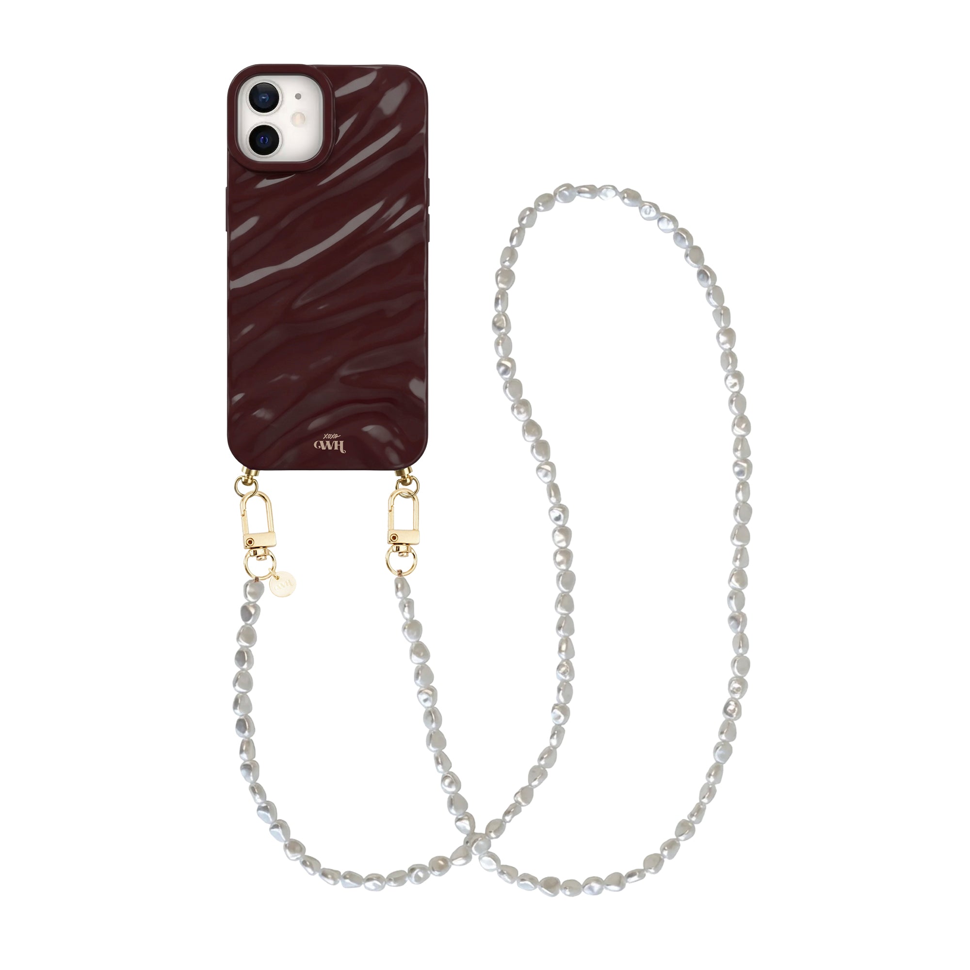 Bordeauxrode iPhone 11 hoes met glanzend, golvend patroon en een lang wit parelkoord met gouden details.