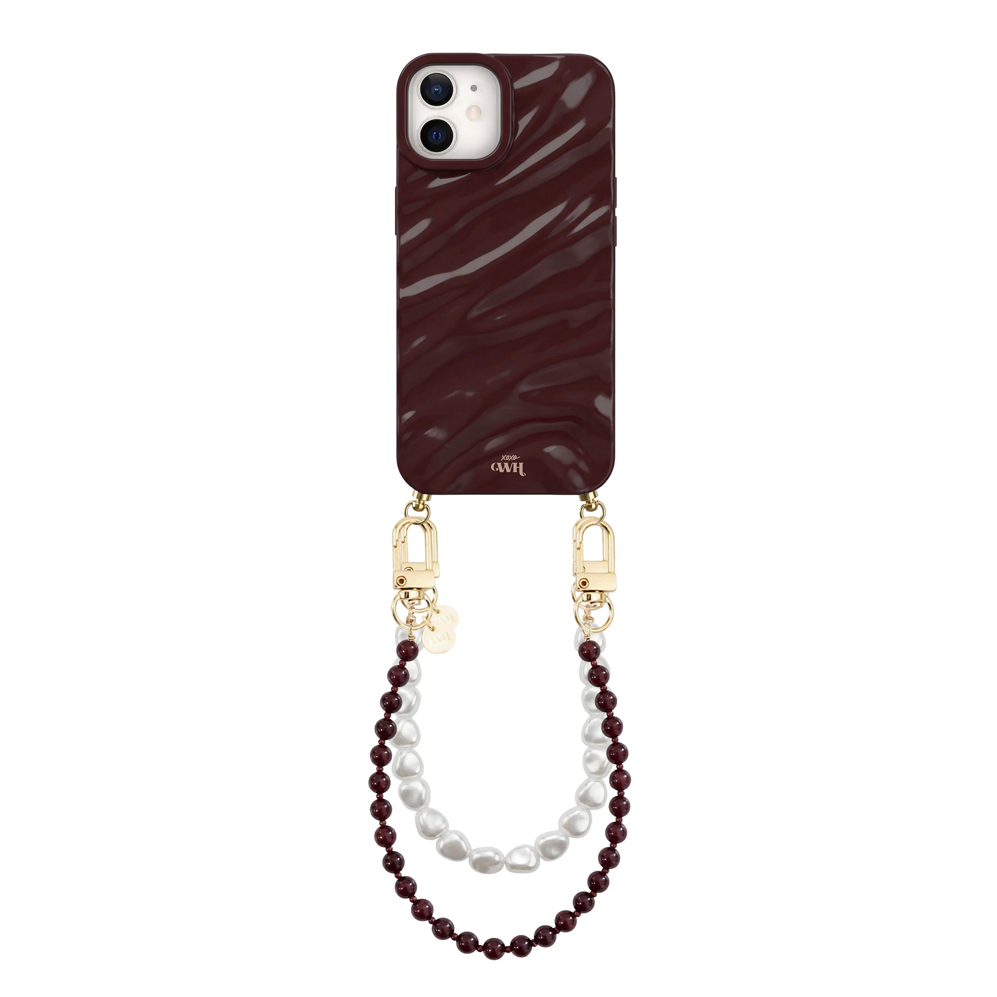 Glanzende bordeauxrode iPhone 12 hoes met golvend patroon, bevestigd aan een parelkoord met bordeauxrode en witte parels.