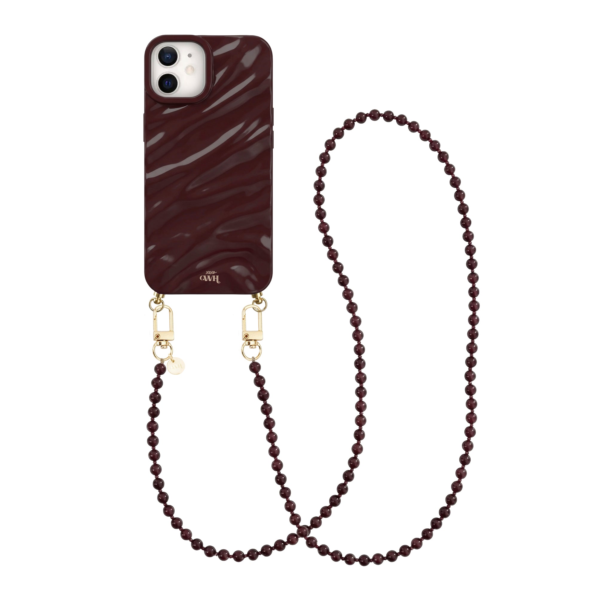 Glanzende bordeauxrode iPhone 12 hoes met golvend patroon en bijpassend lang kralenkoord met gouden haakjes.