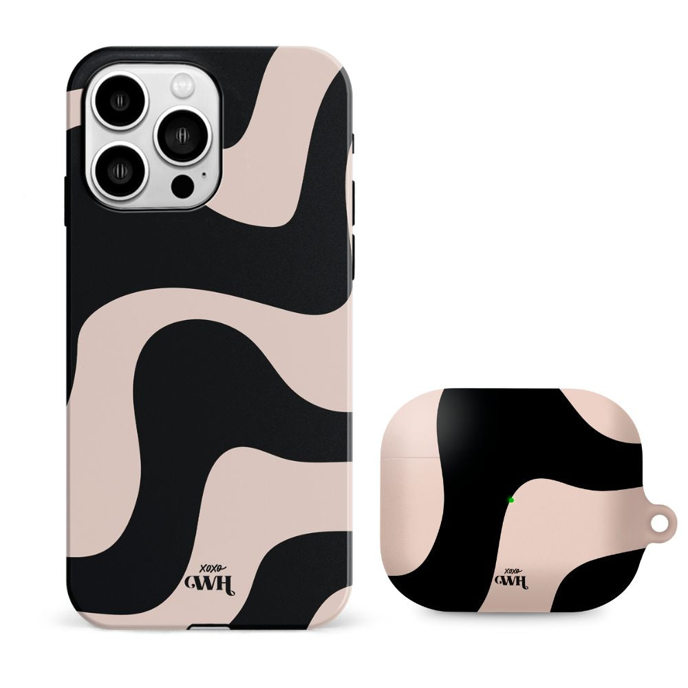 xoxo Wildhearts - xoxo Wildhearts telefoonhoesje geschikt voor iPhone 14 Pro met AirPods Pro (2) hoesje - set - Ride With Me - Double Layer - Telefoonhoesje met dubbele beschermlaag - Golvend patroon case - Zwart en beige