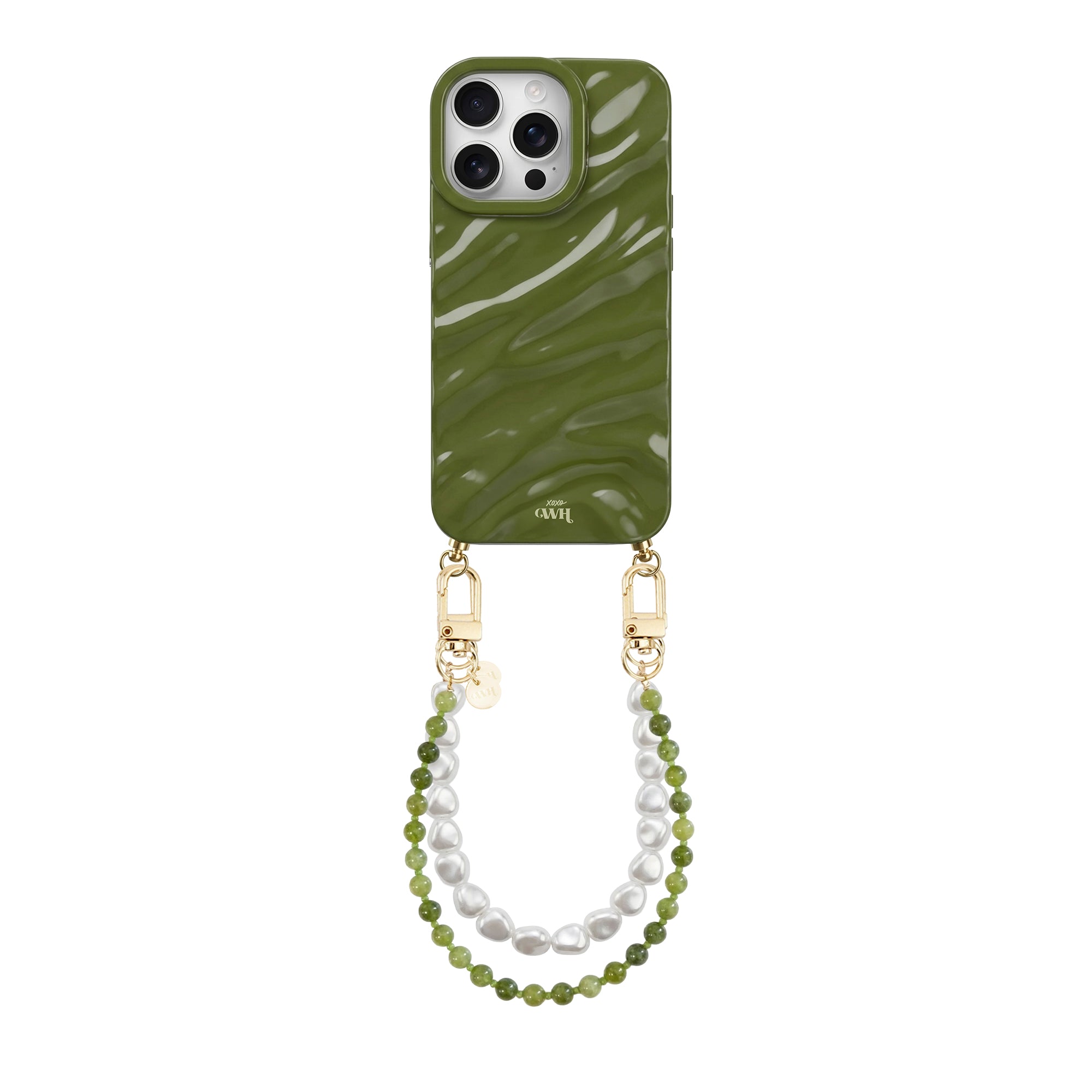 Glanzend donkergroen iPhone 13 Pro hoesje met golvend design, gouden haakjes en twee koorden: olijfgroen en wit parelkoord.