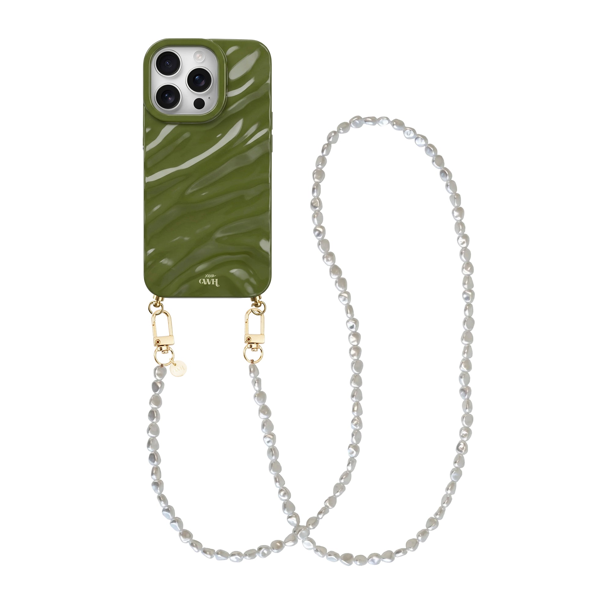 Groene glanzende iPhone 13 Pro hoes met golvend patroon en lang parelkoord met gouden details.