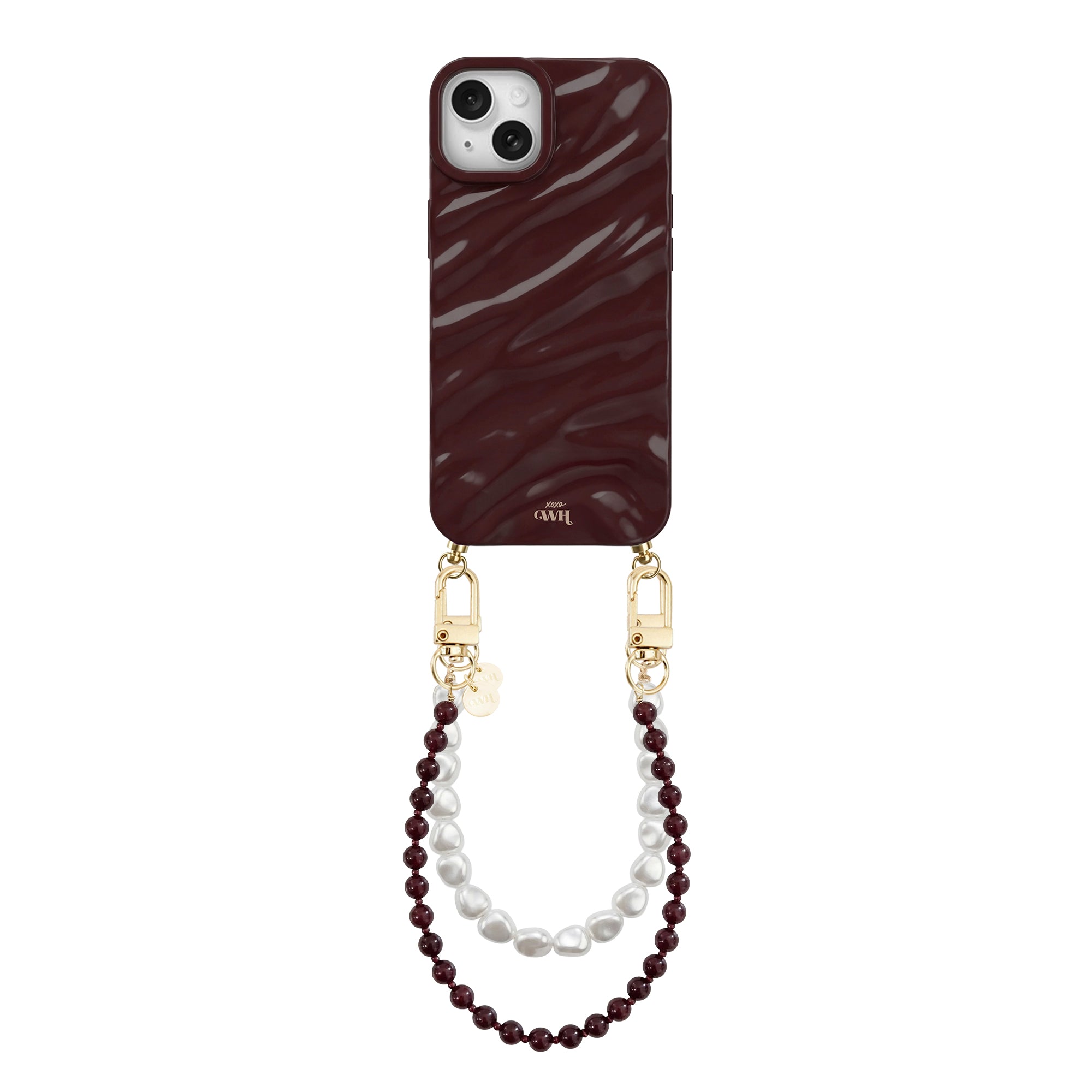 Glanzende bordeauxrode iPhone 15 Plus hoes met golvend patroon, gouden haakjes en een parelkoord.