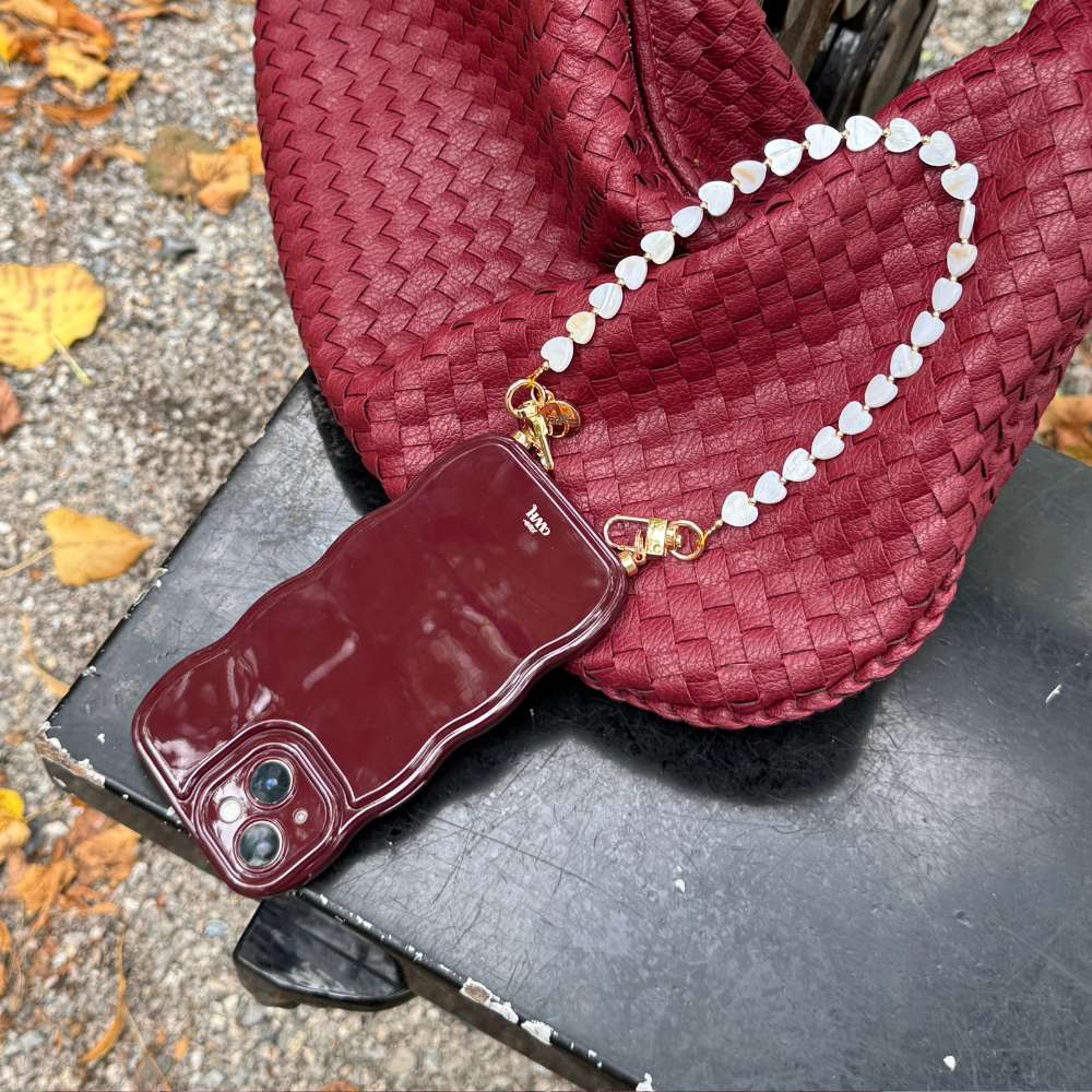 Glossy Wavy Cord Case Burgundy - Shell Hearts - Beige (short) - iPhone 16 Plus