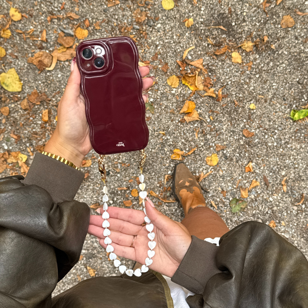 Glossy Wavy Cord Case Burgundy - Shell Hearts - Beige (short) - iPhone 16 Plus