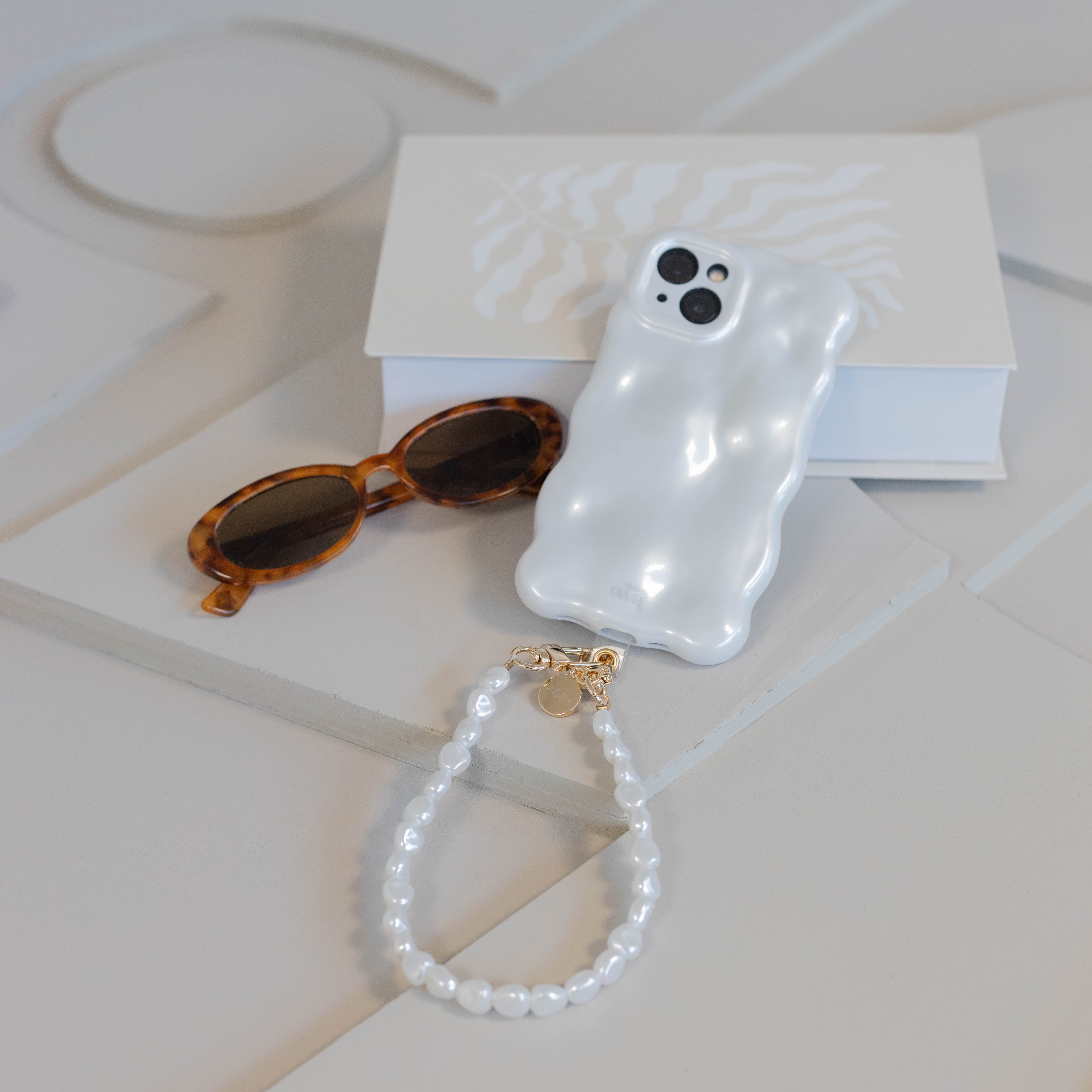 xoxo Wildhearts Bubbly case White with Cord - iPhone 11