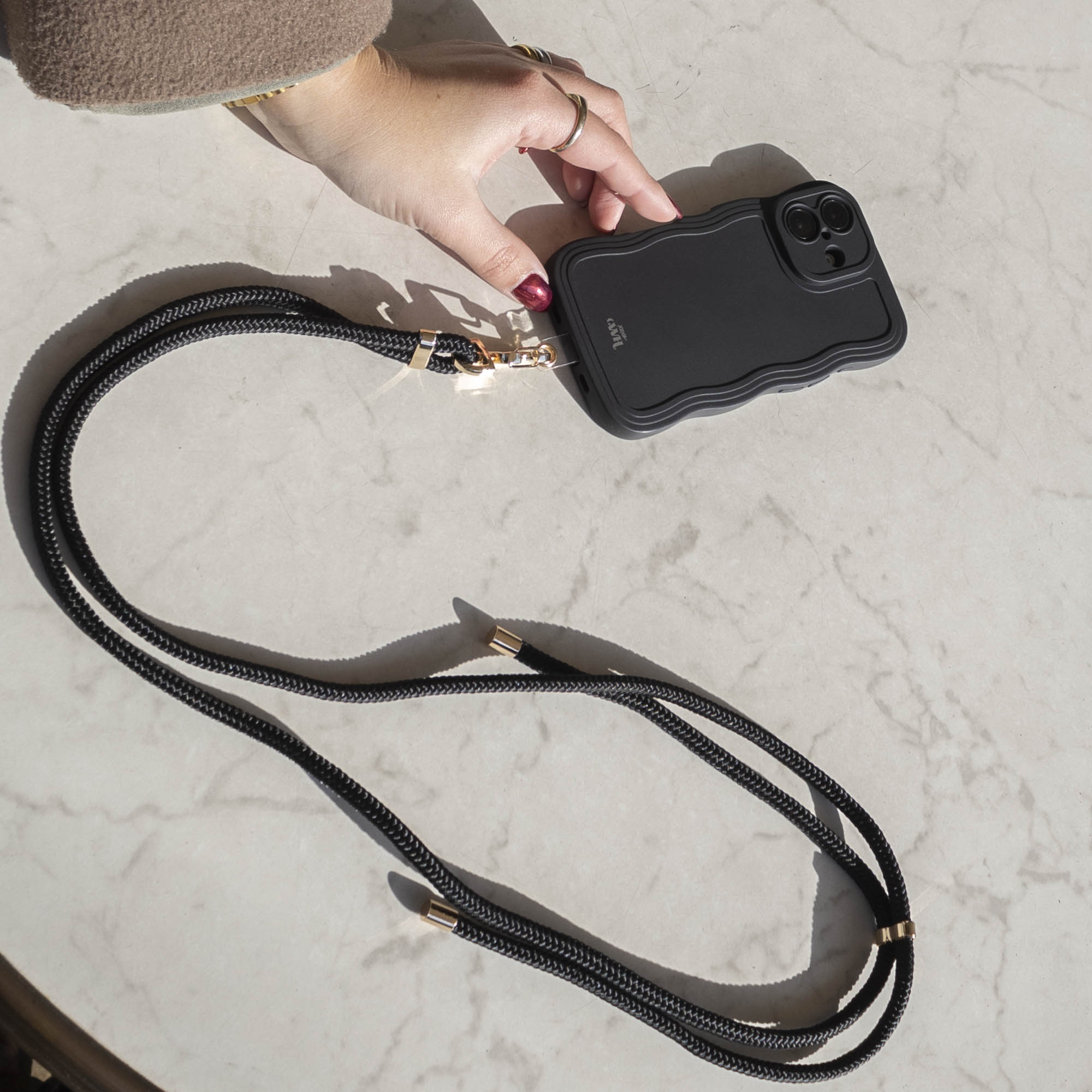 xoxo Wildhearts Wavy case Black with Cord - iPhone 16 Pro Max