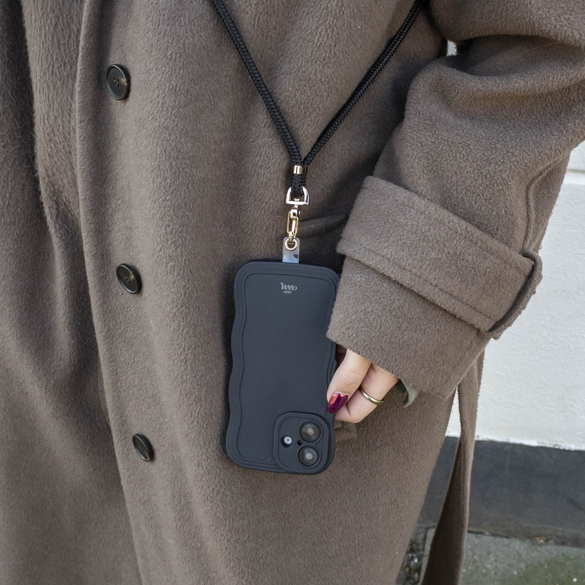 xoxo Wildhearts Wavy case Black with Cord - iPhone 16 Pro Max