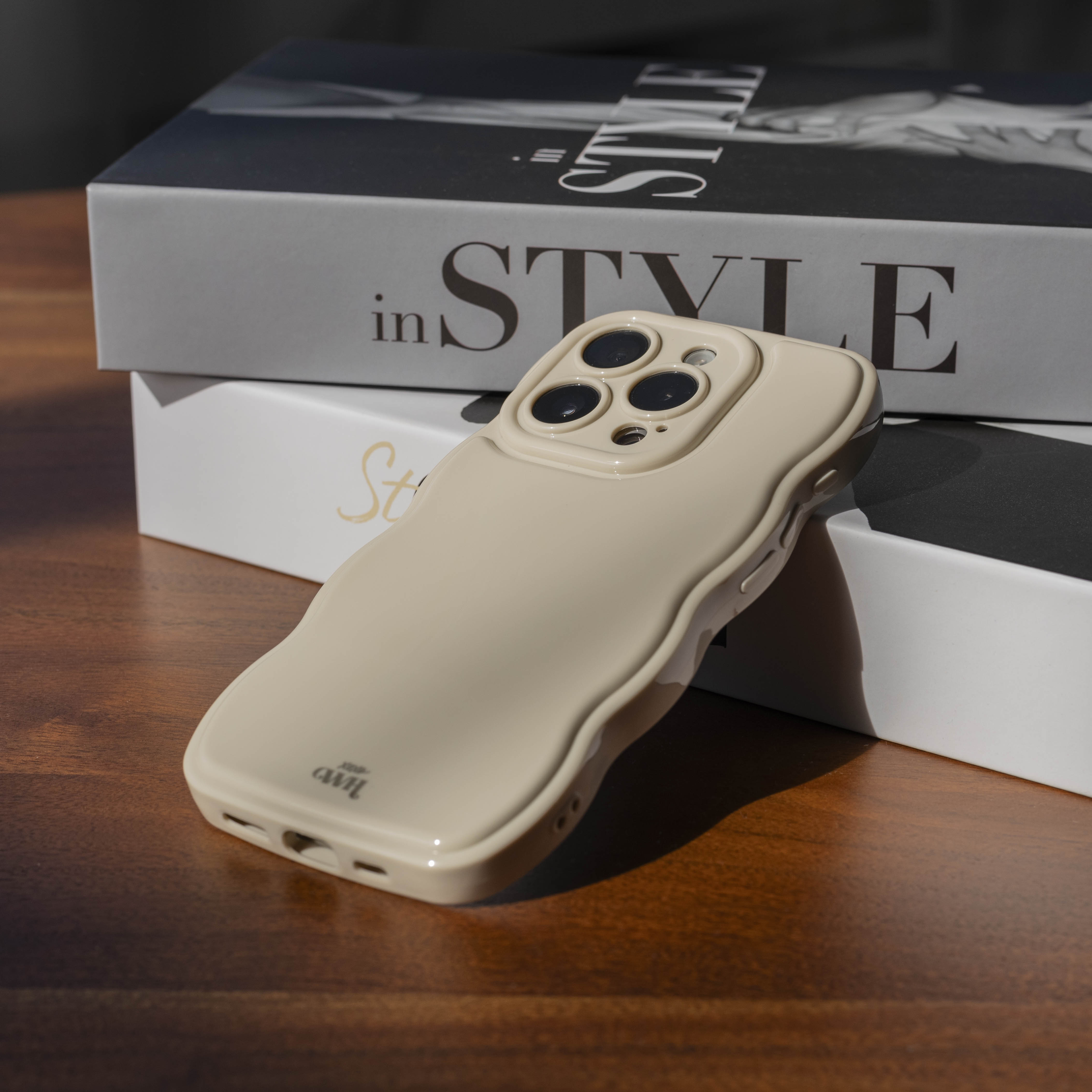 xoxo Wildhearts Glossy Wavy Case Beige - iPhone 16 Pro Max