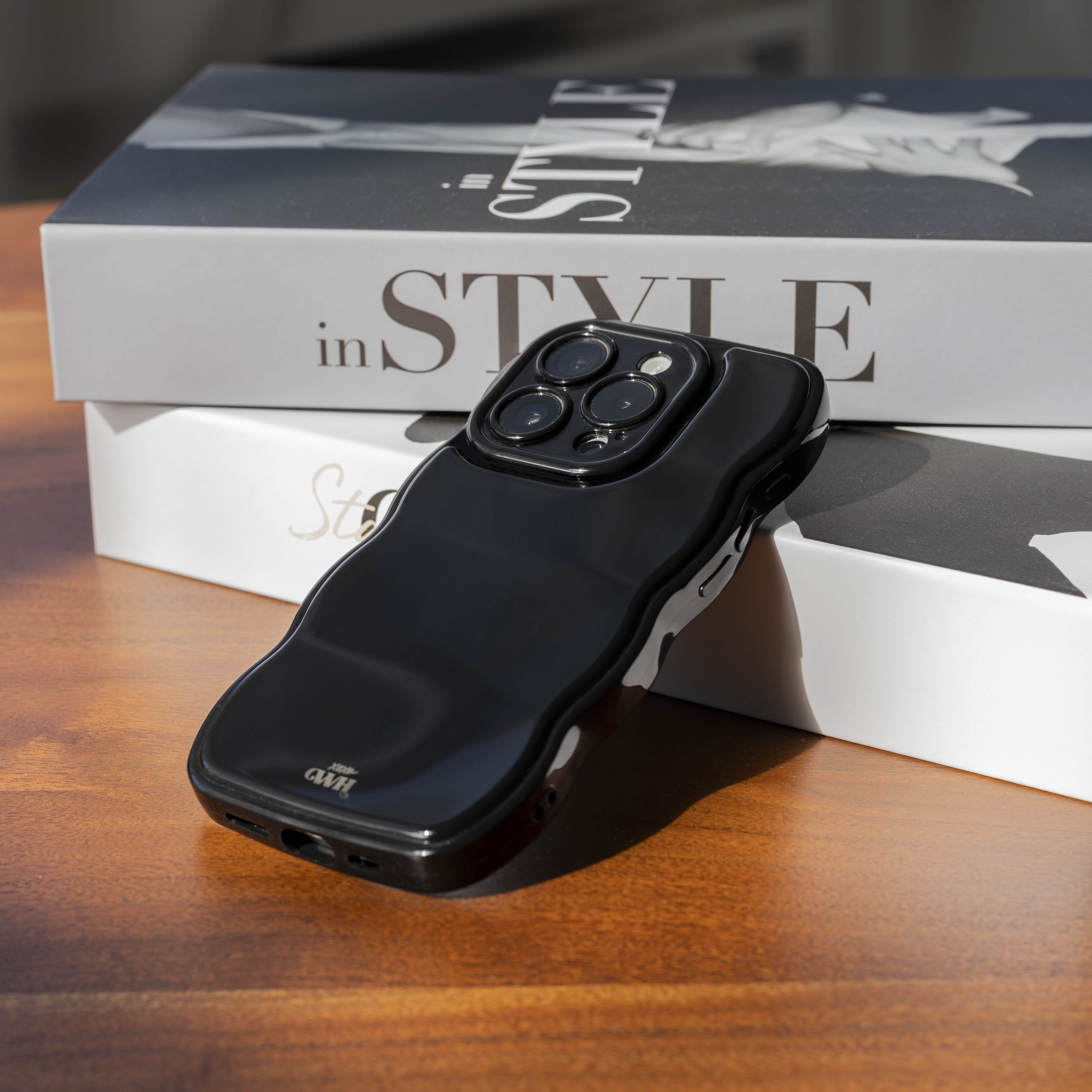 xoxo Wildhearts Glossy Wavy Case Black - iPhone 16 Pro Max