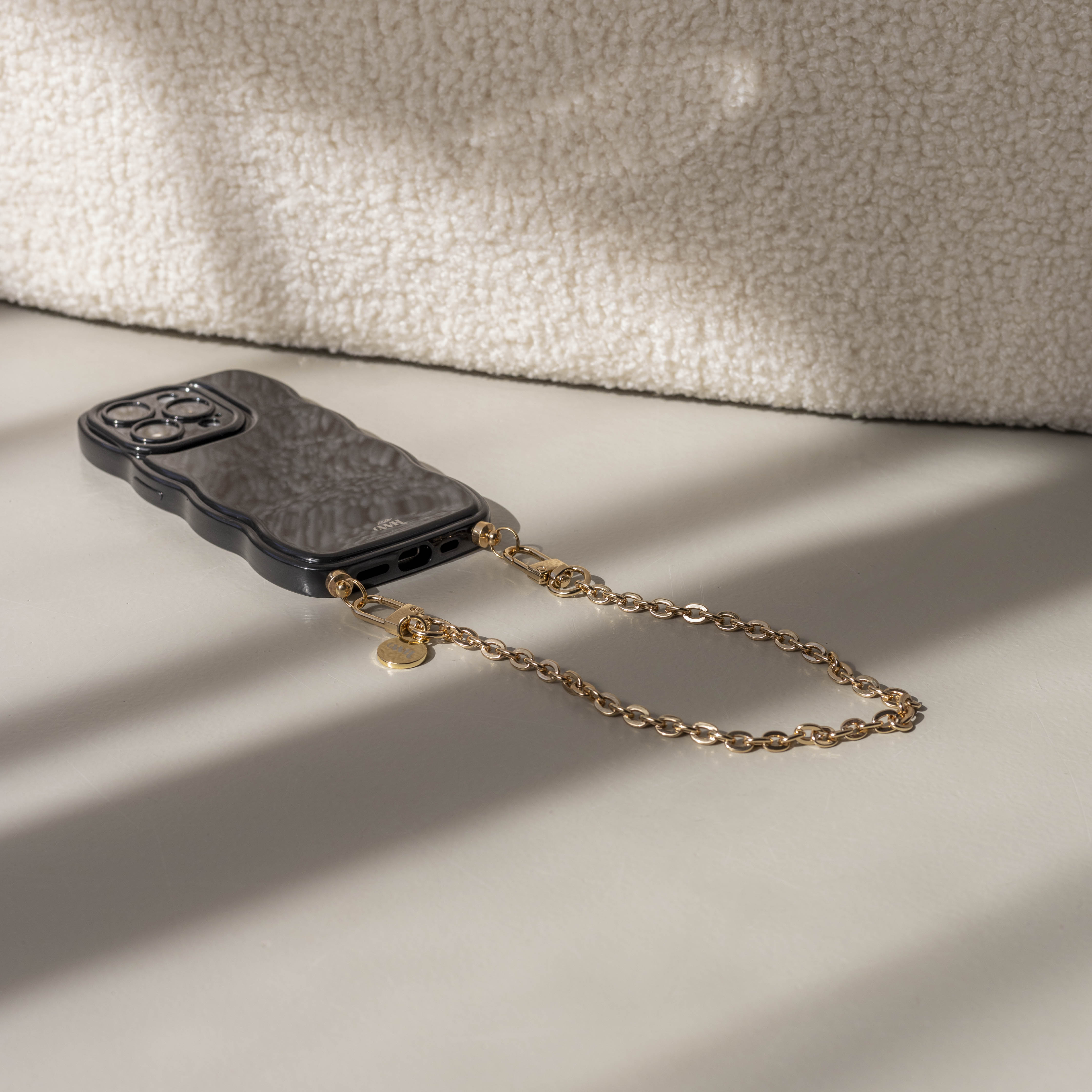 xoxo Wildhearts Glossy Wavy Cord Case Black - Dreamy (short) - iPhone 17 Air