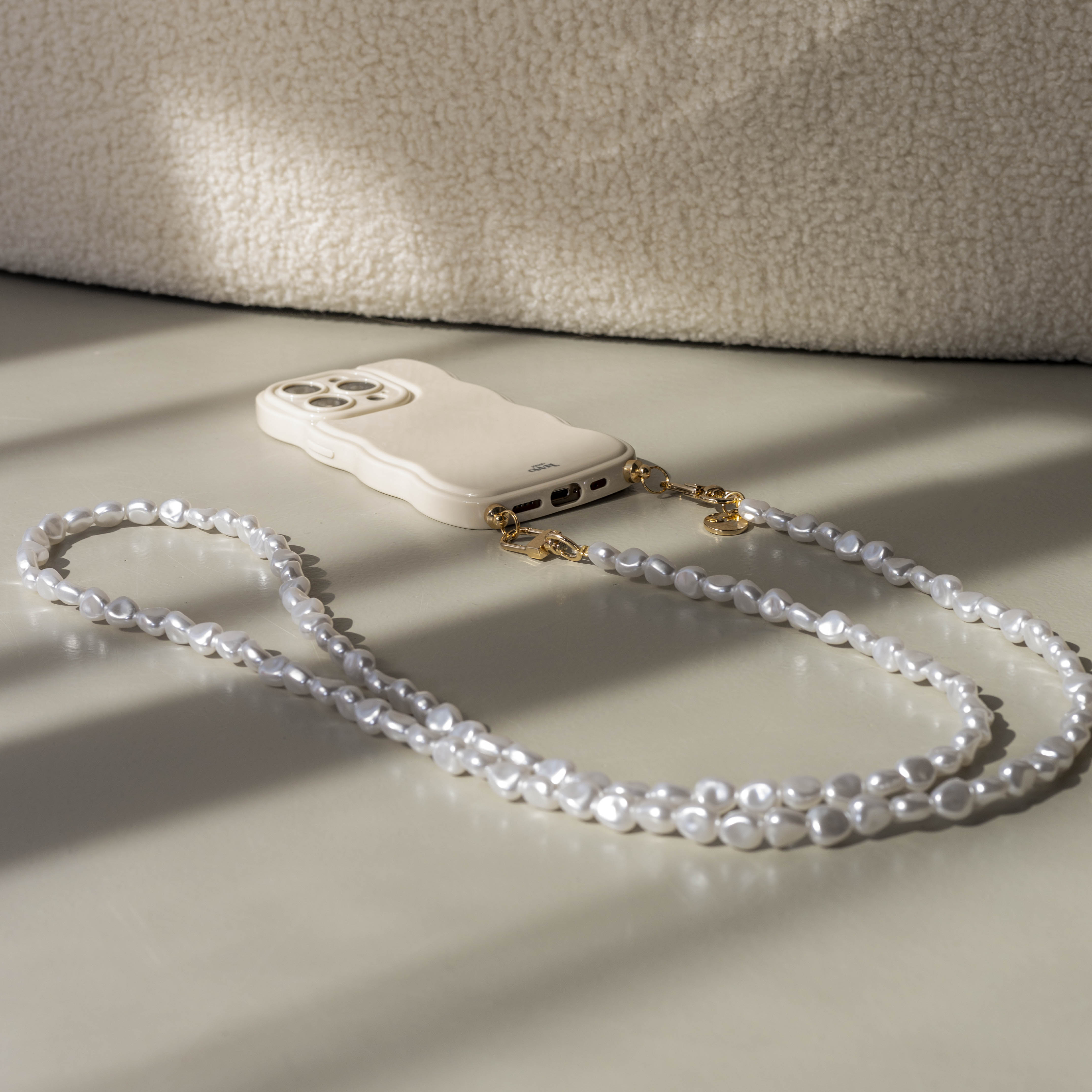 xoxo Wildhearts Glossy Wavy Cord Case Beige - Pearlfection (long) - iPhone 17 Pro