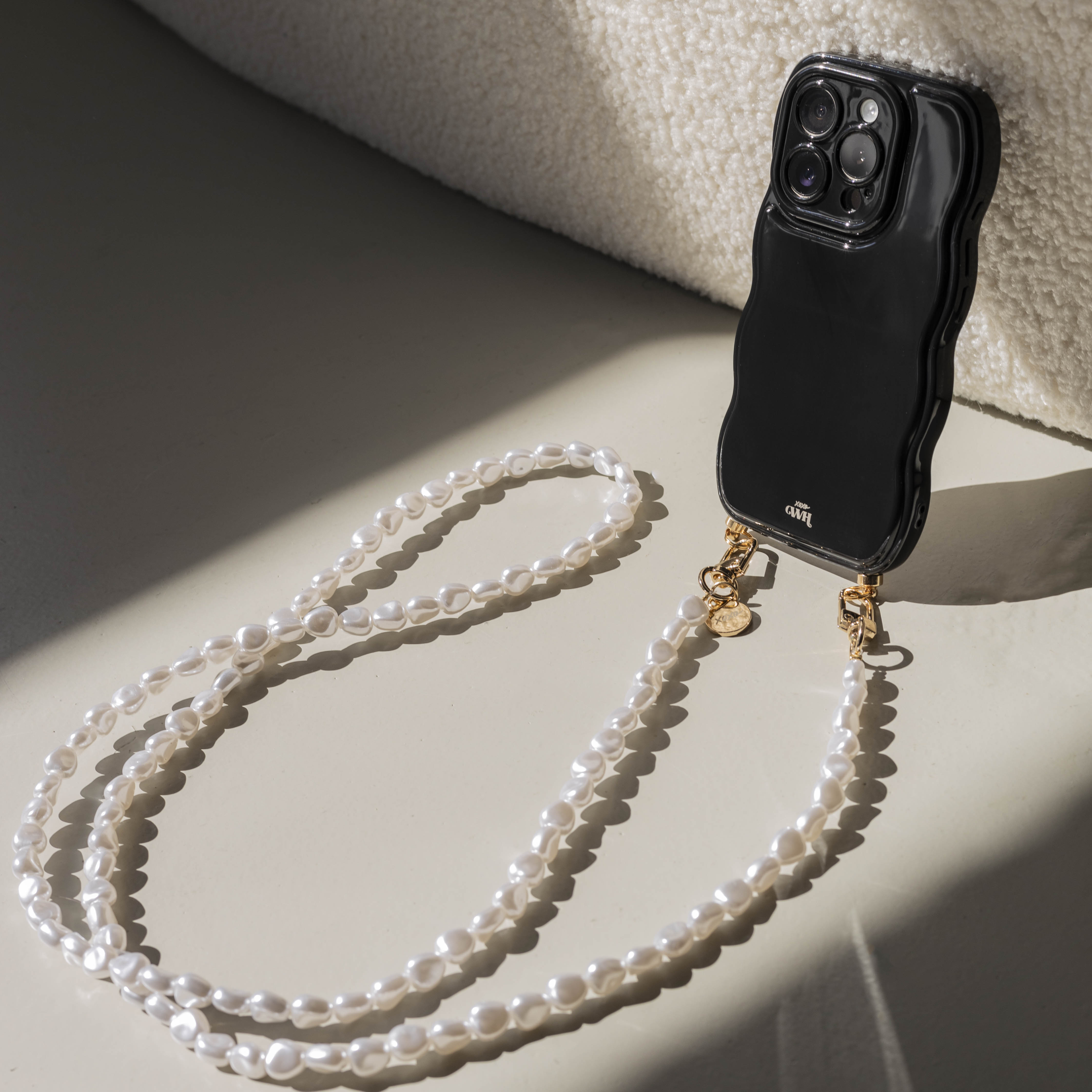 xoxo Wildhearts Glossy Wavy Cord Case Black - Pearlfection (long) - iPhone 16 Pro Max