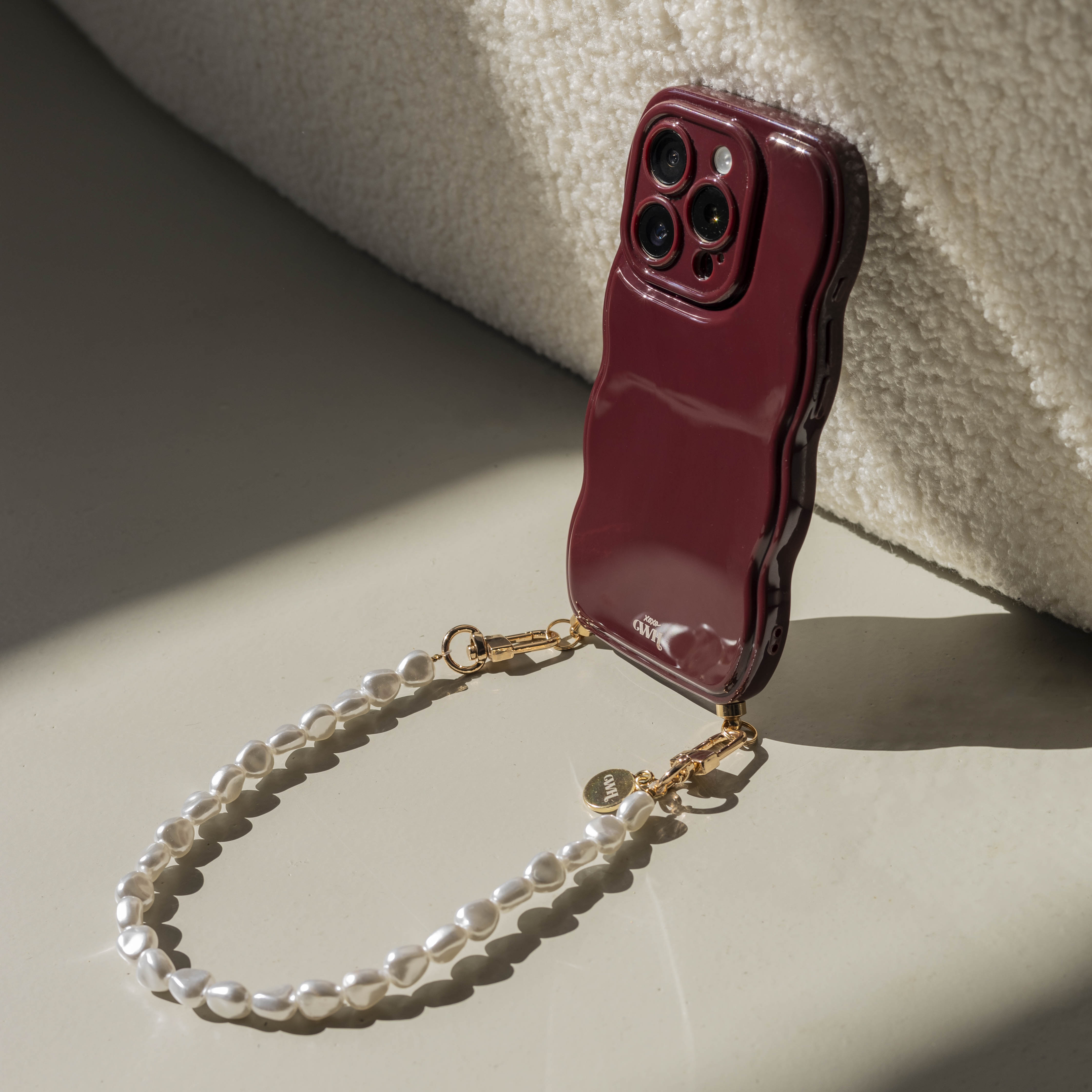 xoxo Wildhearts Glossy Wavy Cord Case Burgundy - Pearlfection (short) - iPhone 17