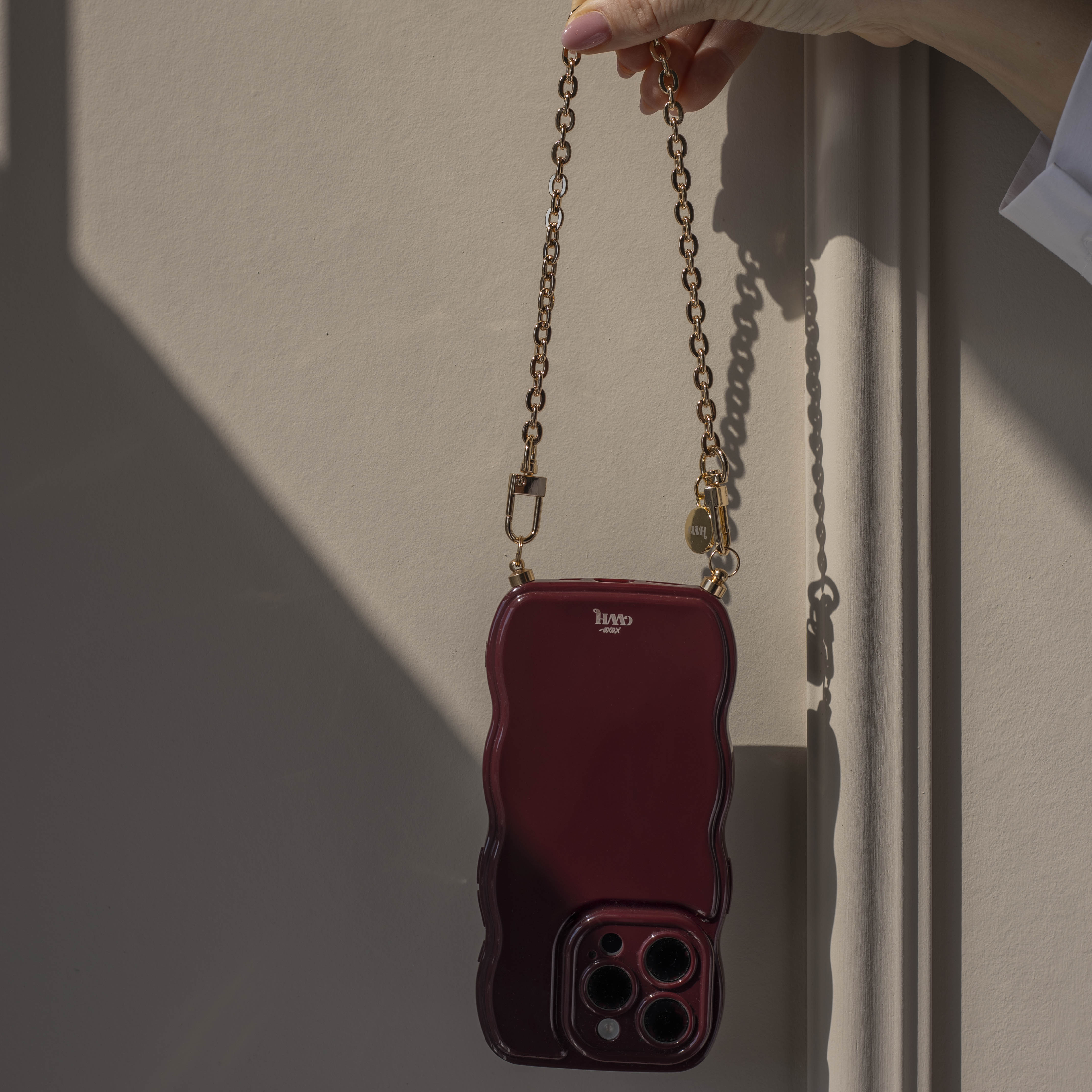 xoxo Wildhearts Glossy Wavy Cord Case Burgundy - Dreamy (short) - iPhone 16 Pro Max