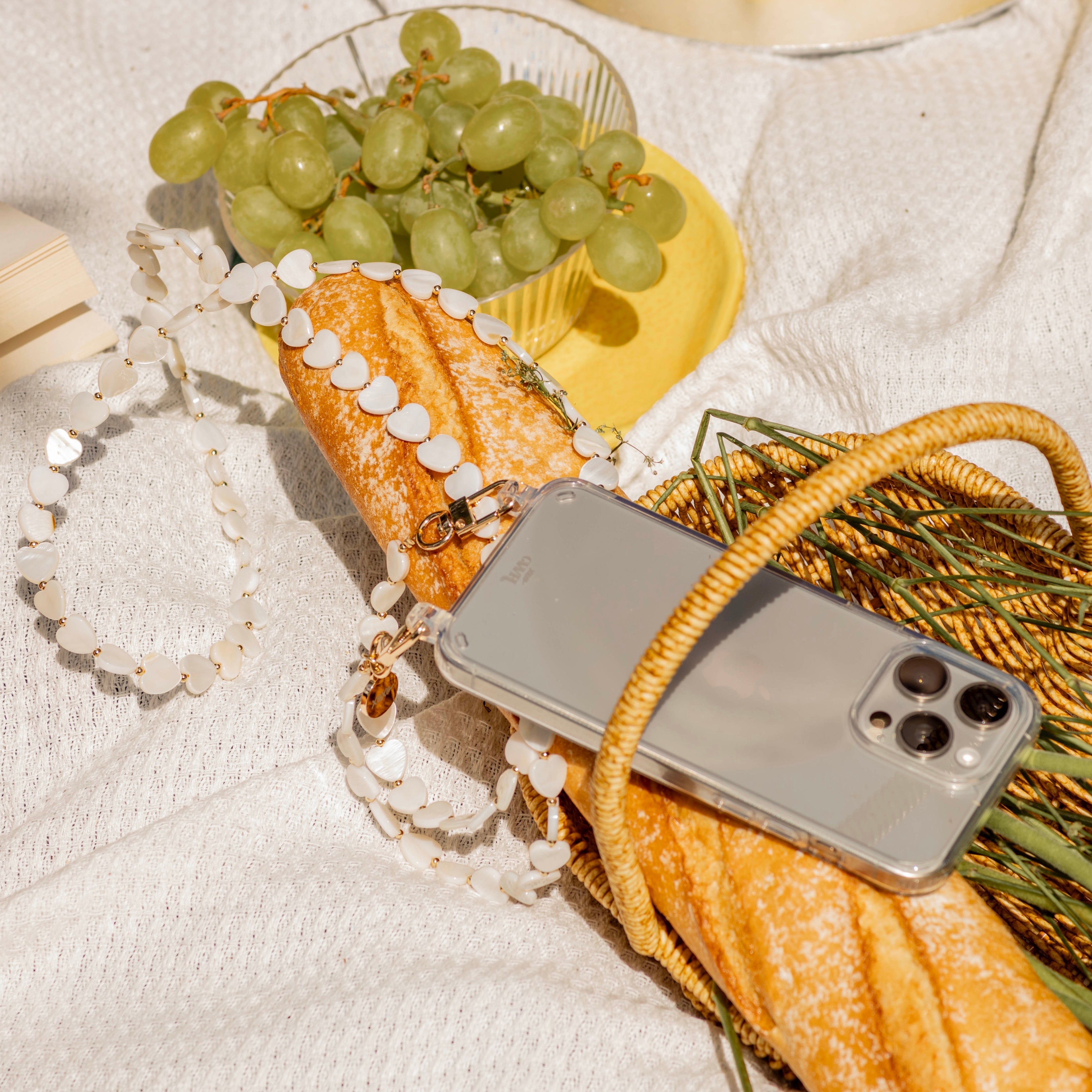 xoxo Wildhearts iPhone 11 - Shell Hearts (Beige) Transparant Cord Case - Long cord