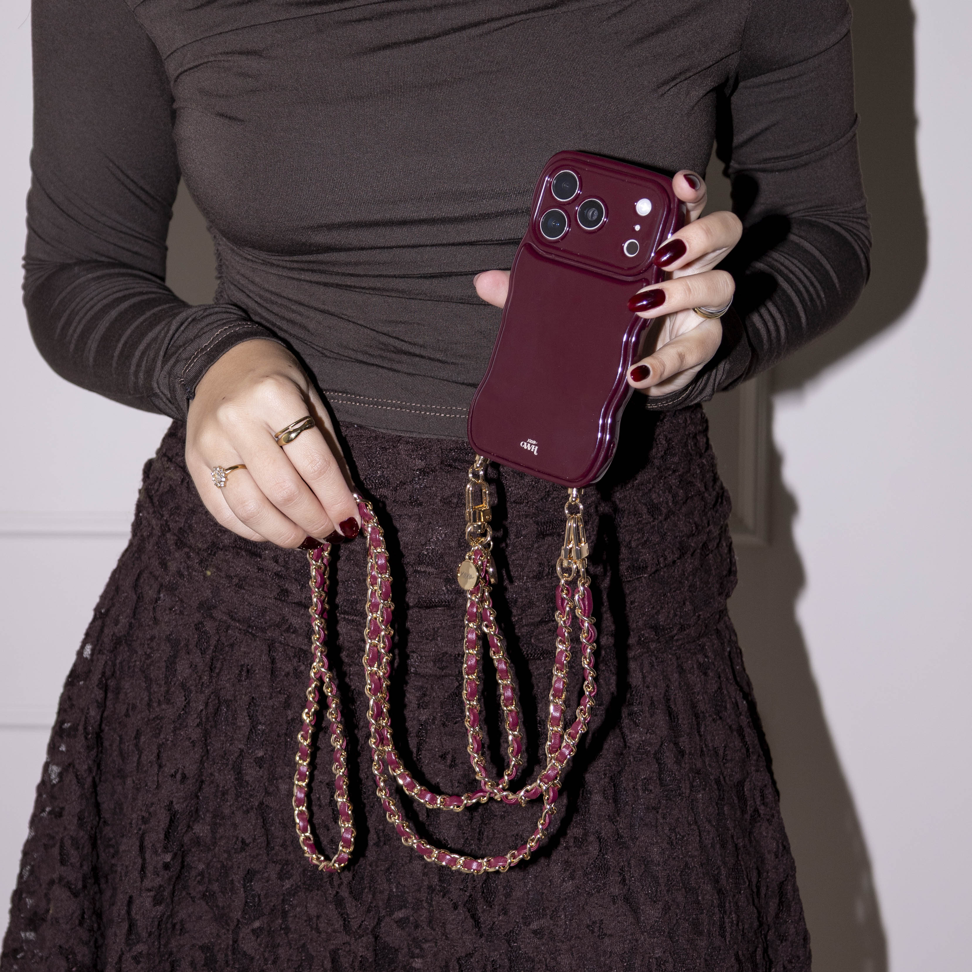 xoxo Wildhearts Glossy Wavy Cord Case Burgundy - Classic Chain Burgundy (long) - iPhone 17 Pro