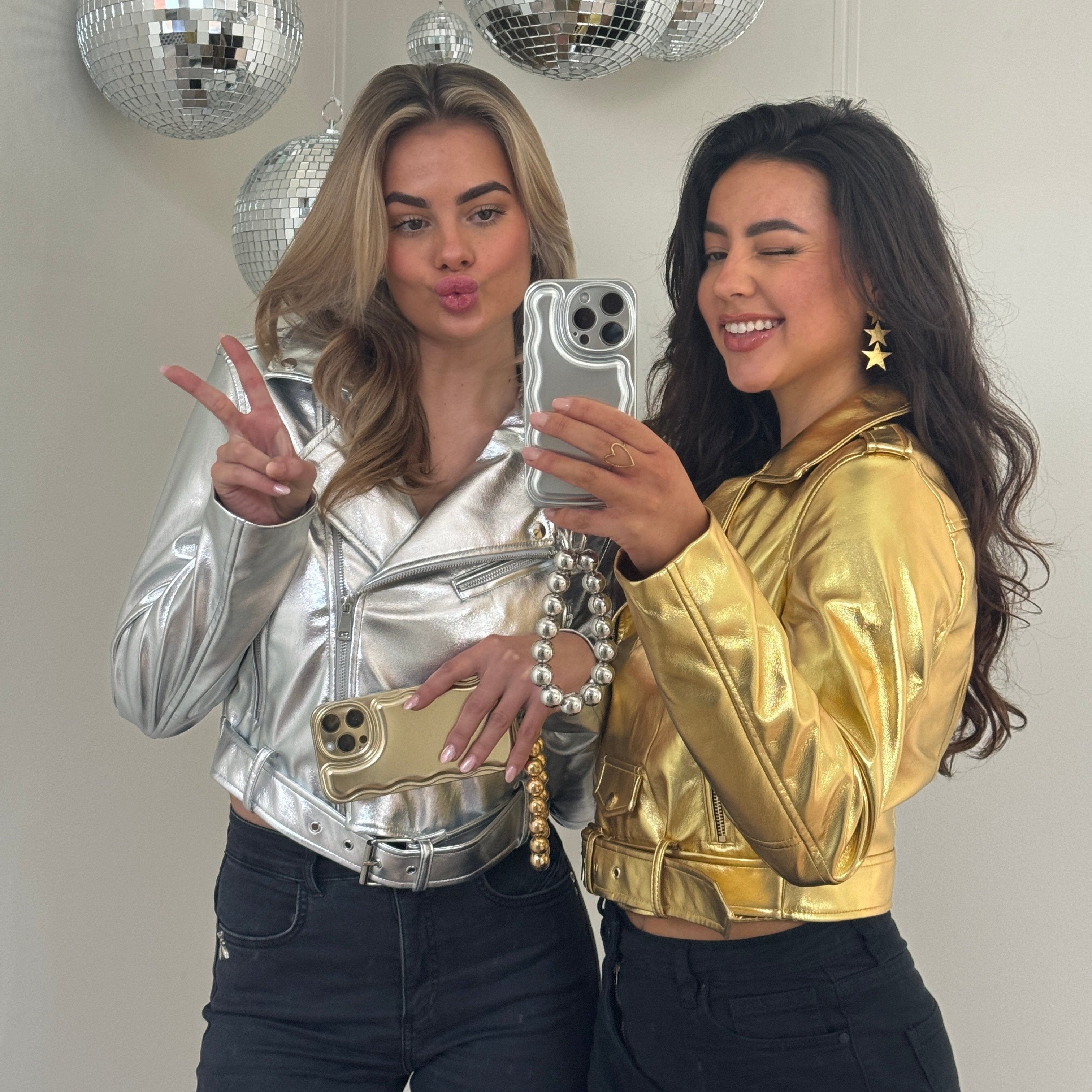 xoxo Wildhearts - Wavy case Gold met Goldy beads (easy cord) - iPhone 16