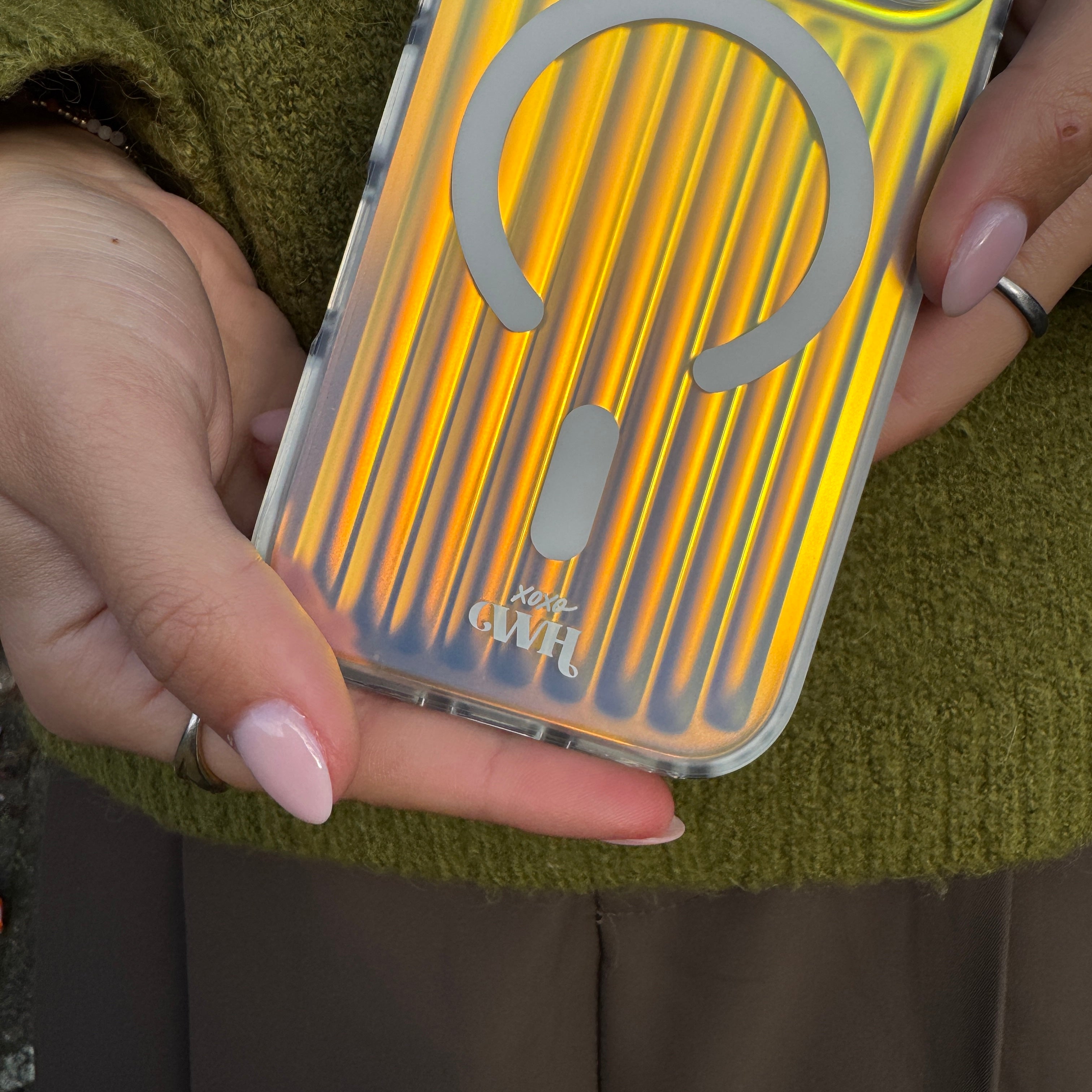 xoxo Wildhearts iPhone 17 Pro Max - Gradient MagSafe case (Rainbow)