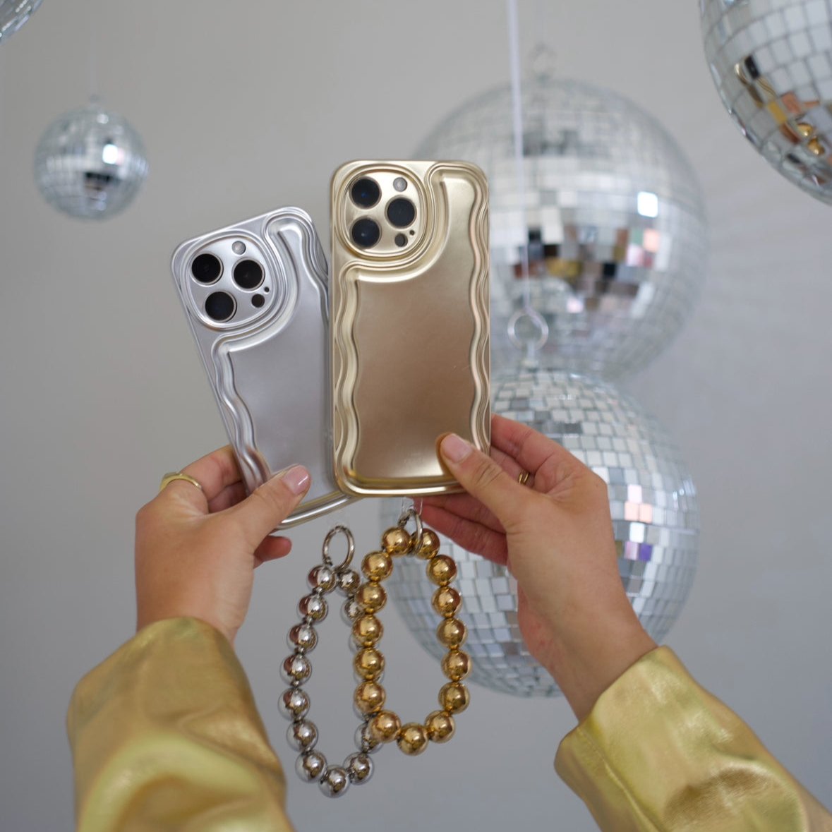 xoxo Wildhearts - Wavy case Gold met Goldy beads (easy cord) - iPhone 16