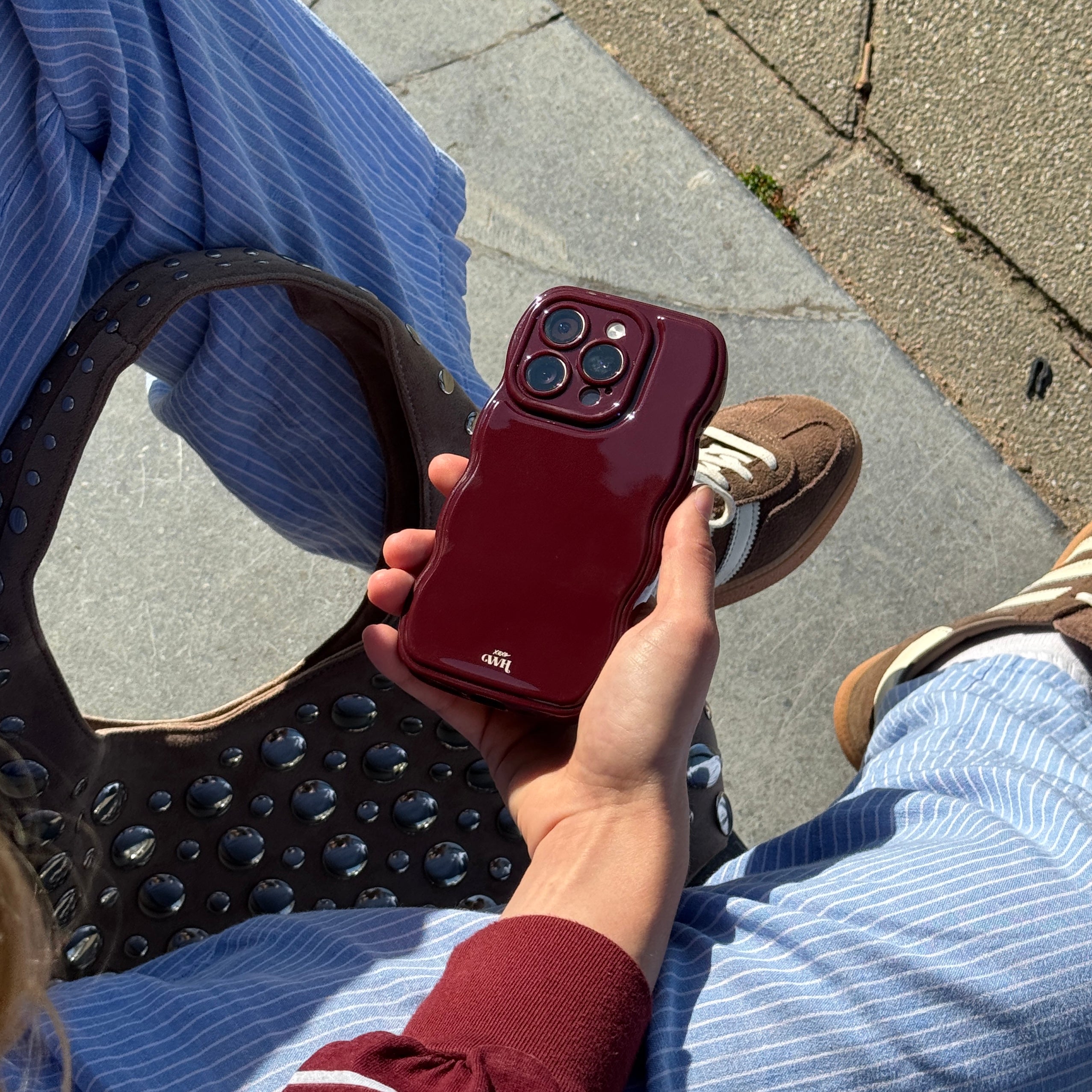 xoxo Wildhearts Glossy Wavy Case Burgundy - iPhone 14 Pro Max