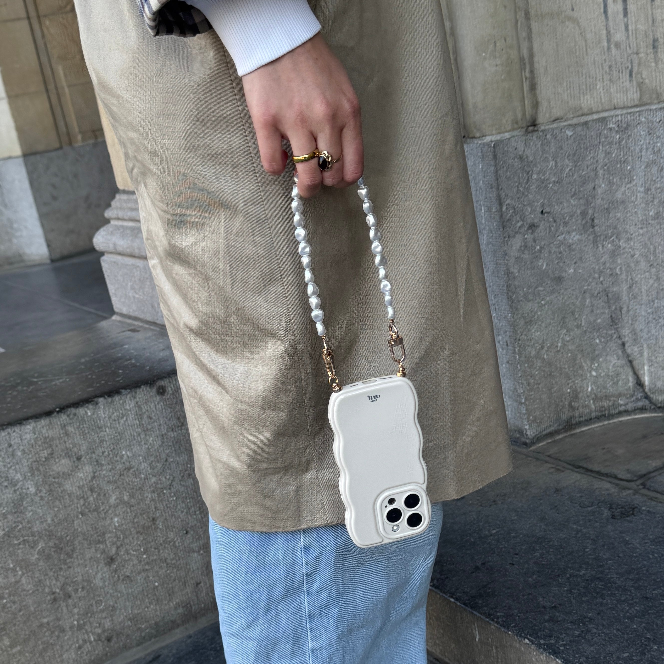 xoxo Wildhearts Glossy Wavy Cord Case Beige - Pearlfection (short) - iPhone 16 Pro Max