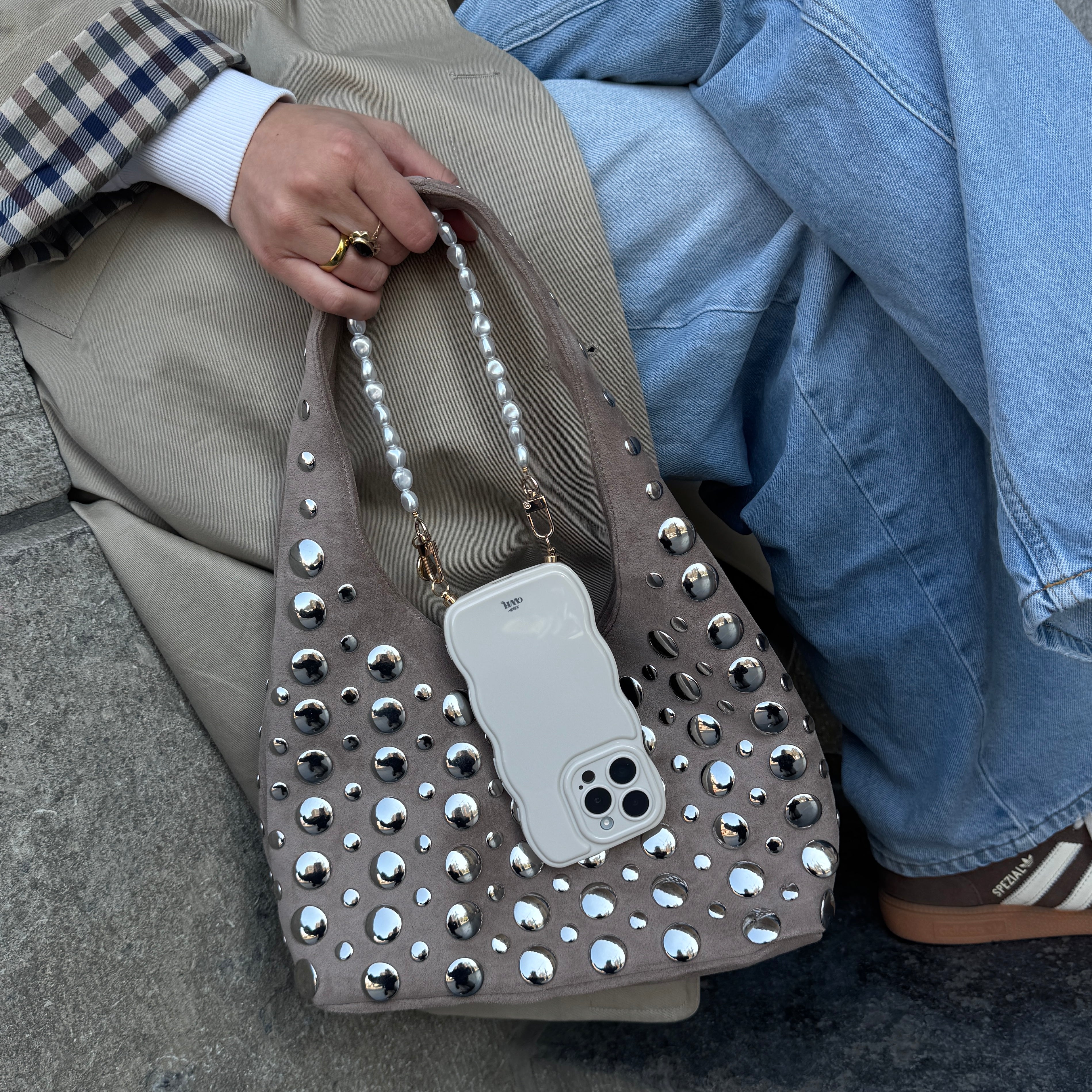 xoxo Wildhearts Glossy Wavy Cord Case Beige - Pearlfection (short) - iPhone 17