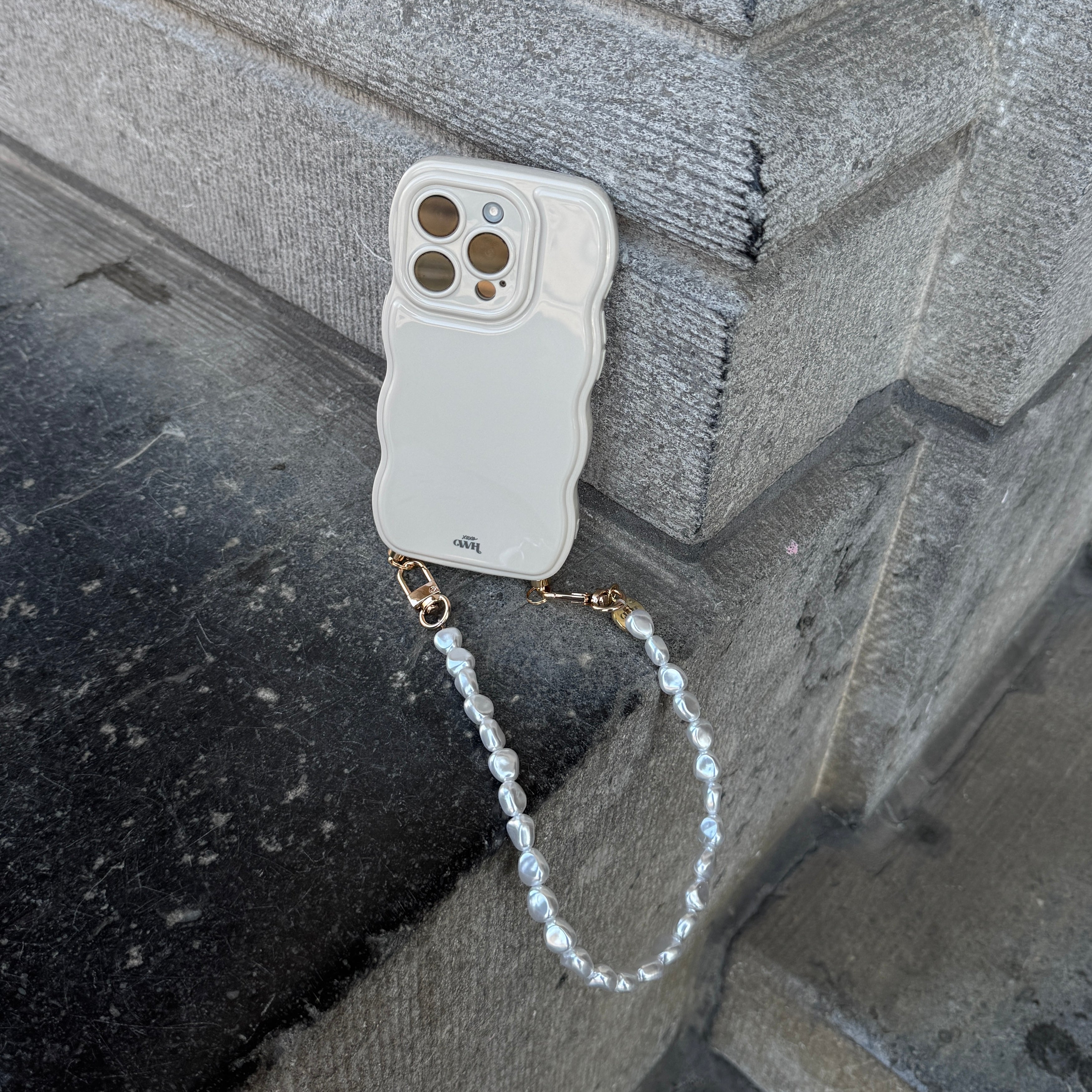 xoxo Wildhearts Glossy Wavy Cord Case Beige - Pearlfection (short) - iPhone 17