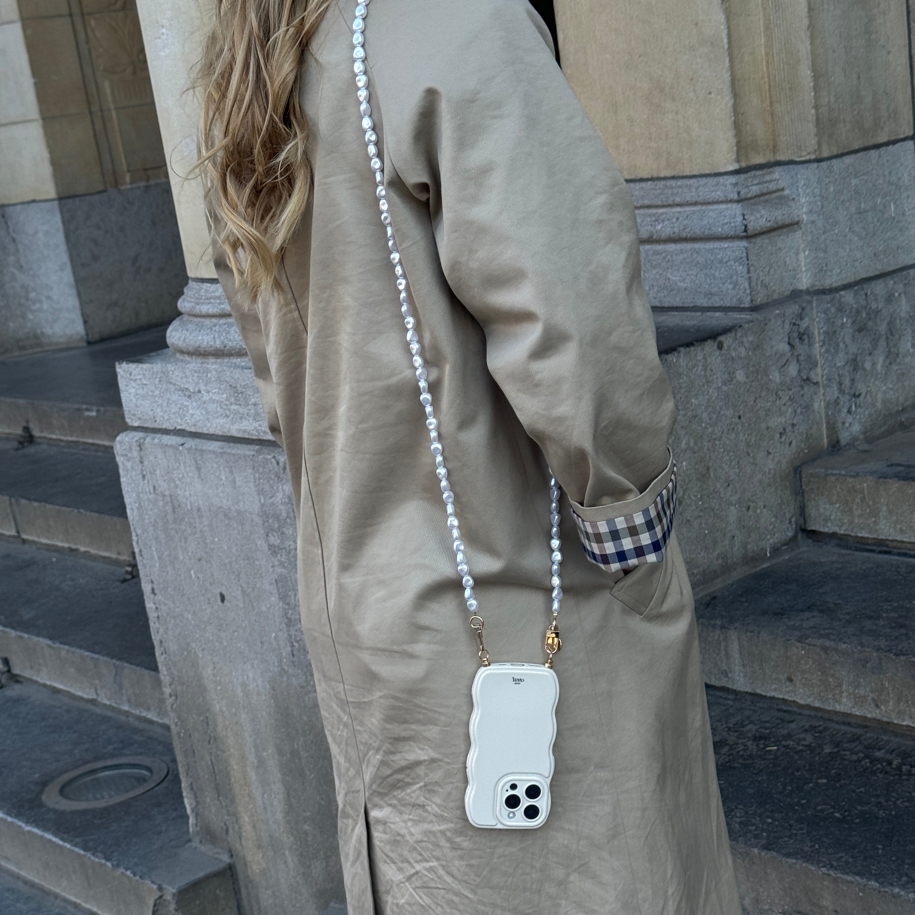 xoxo Wildhearts Glossy Wavy Cord Case Beige - Pearlfection (long) - iPhone 17