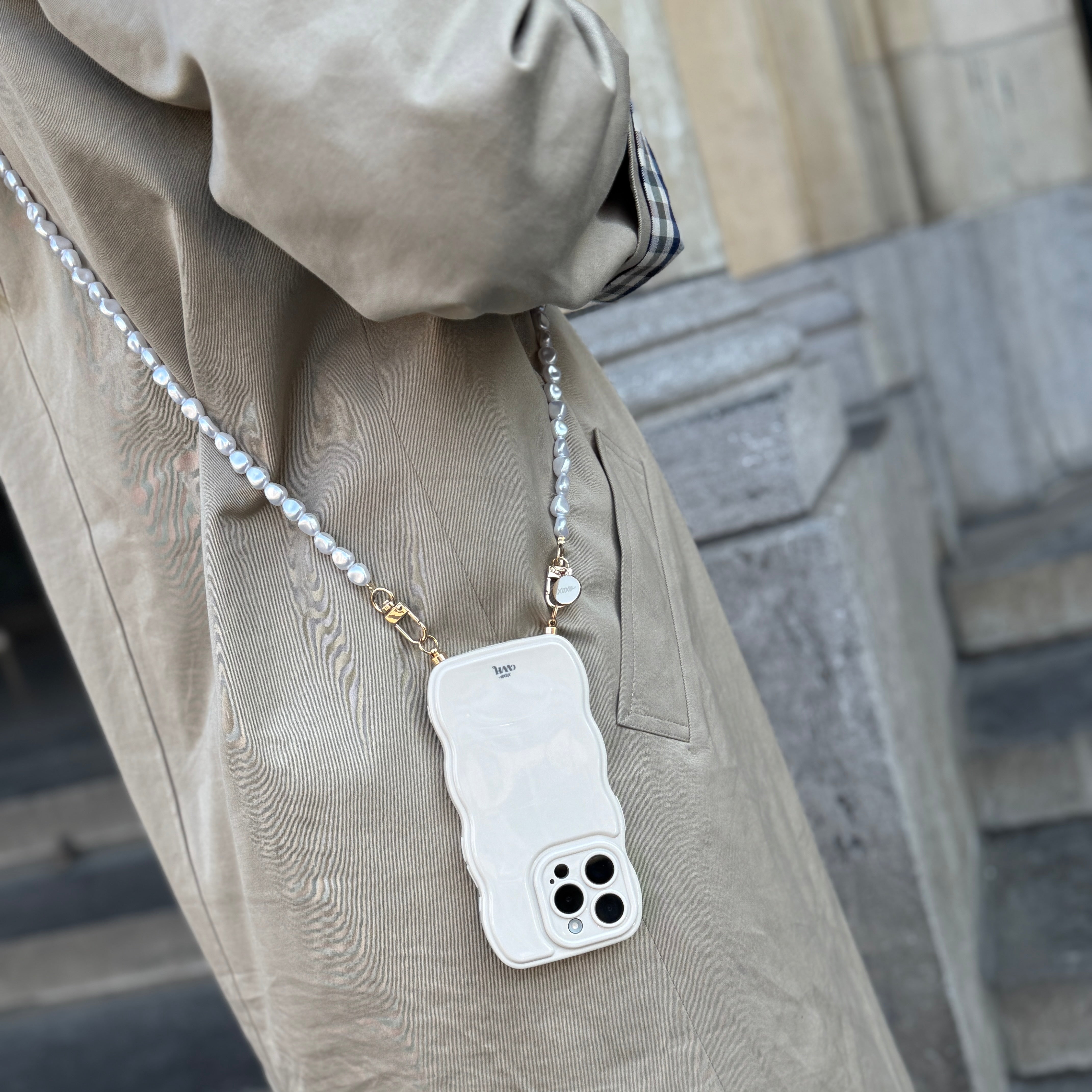 xoxo Wildhearts Glossy Wavy Cord Case Beige - Pearlfection (long) - iPhone 17 Pro