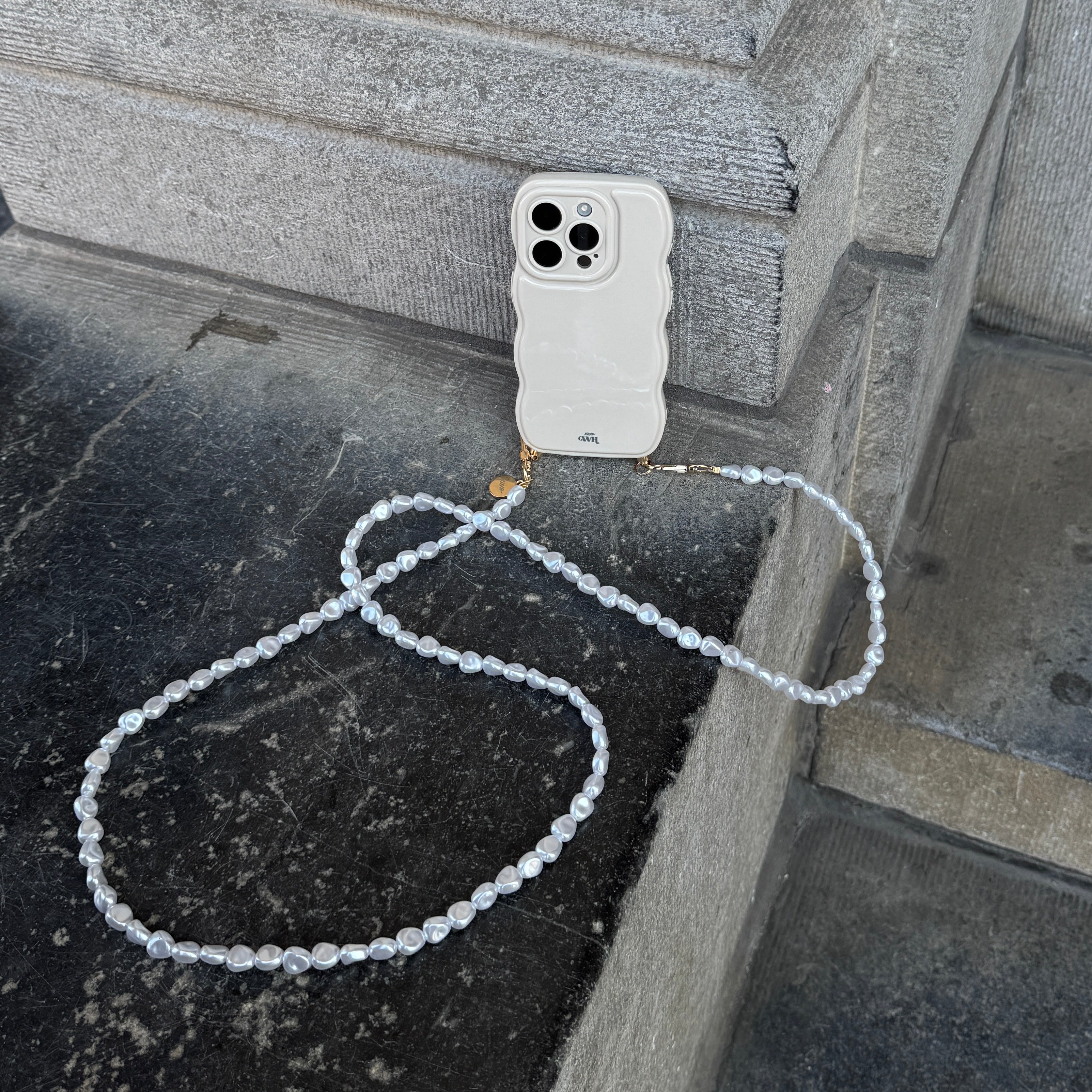 xoxo Wildhearts Glossy Wavy Cord Case Beige - Pearlfection (long) - iPhone 17 Air