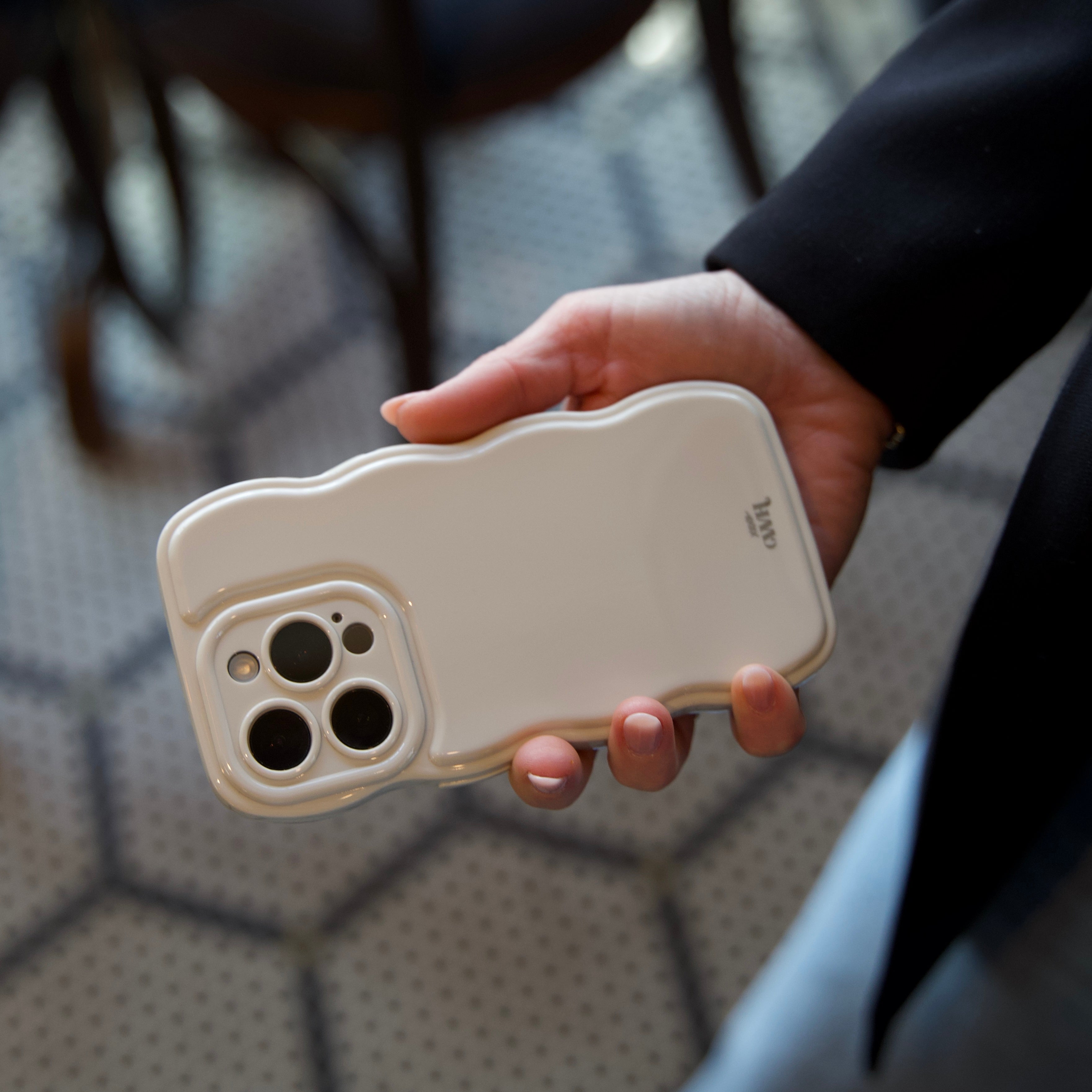 xoxo Wildhearts Glossy Wavy Case Beige - iPhone 17