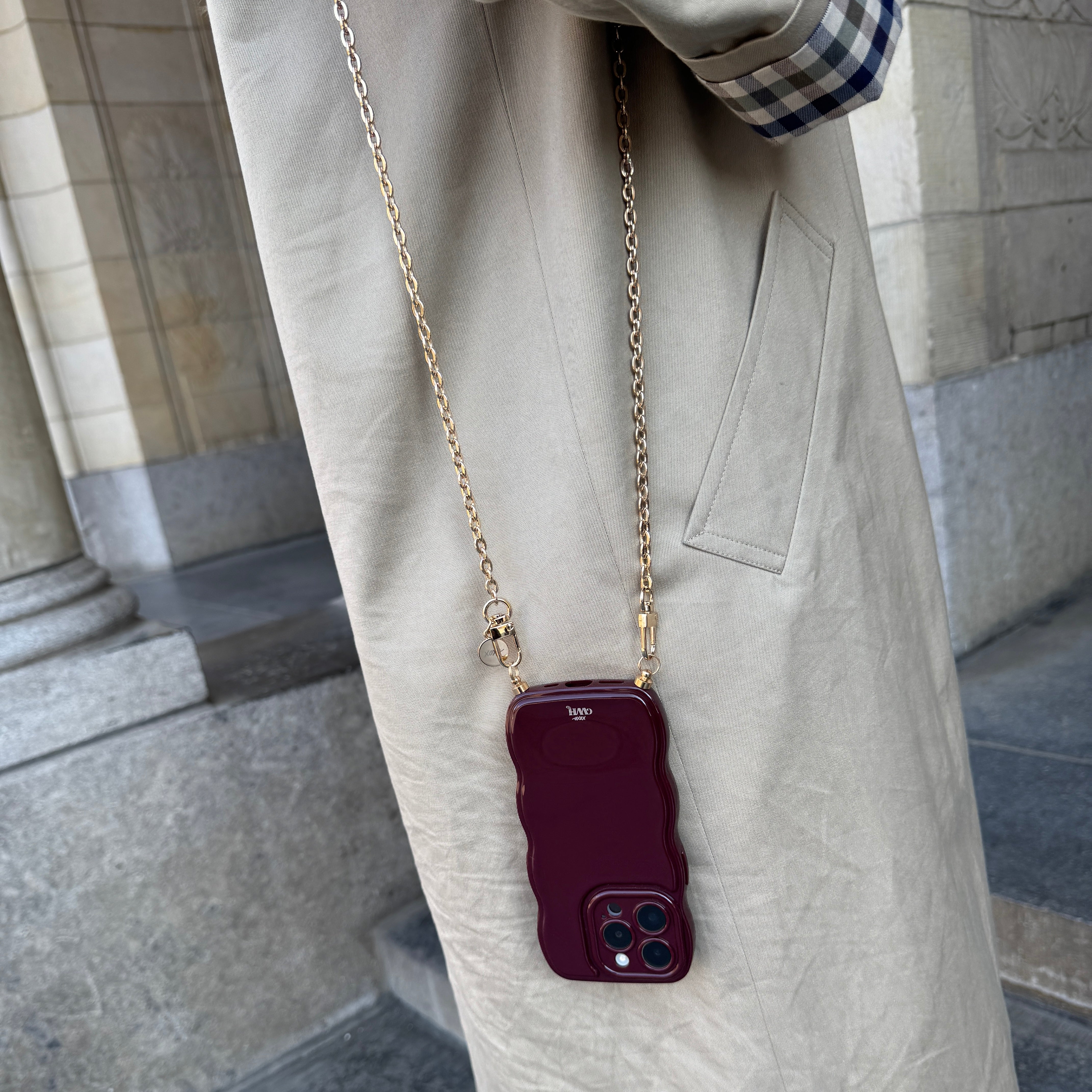 xoxo Wildhearts Glossy Wavy Cord Case Burgundy - Dreamy (long) - iPhone 17 Pro