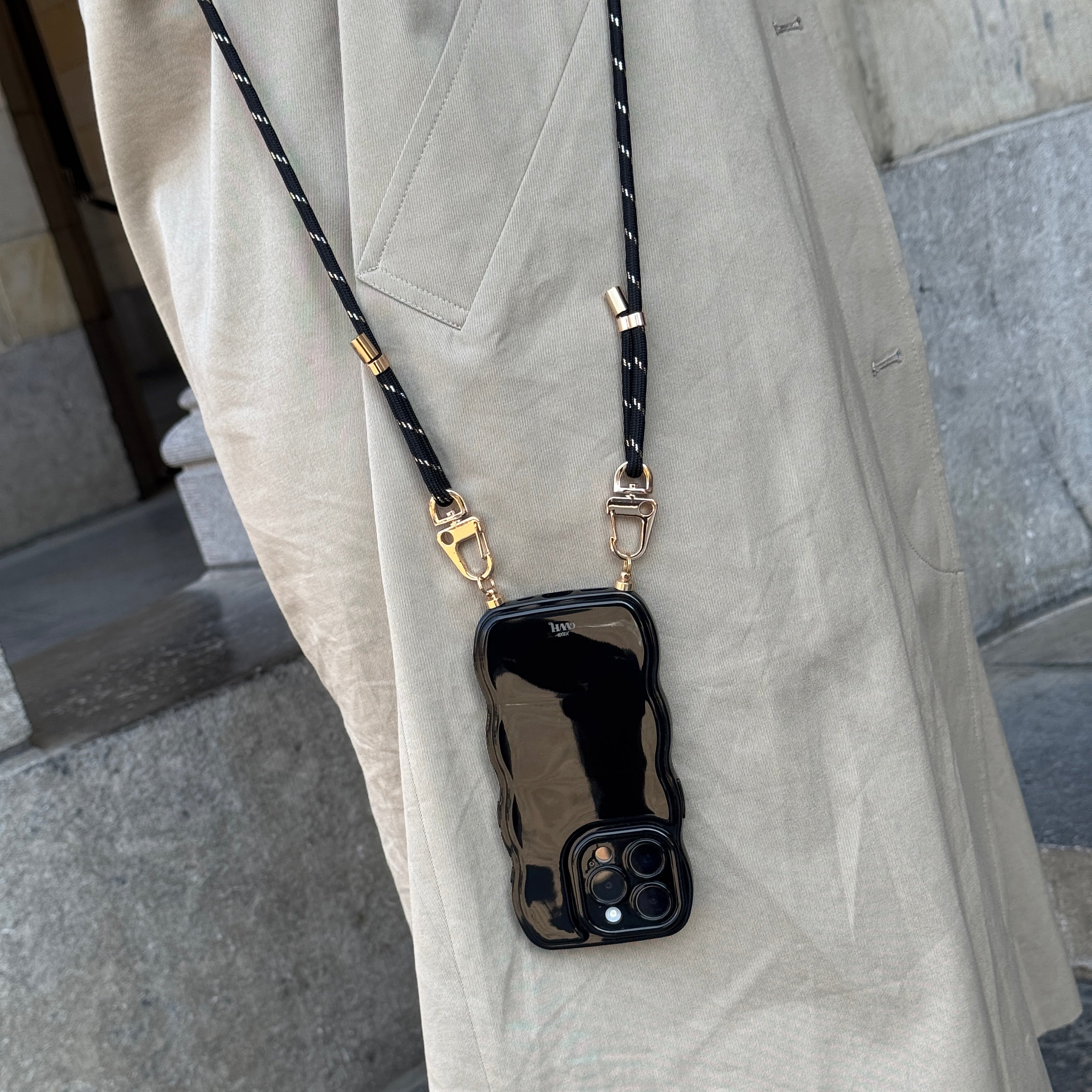 xoxo Wildhearts Glossy Wavy Cord Case Black - Gold Goddess - iPhone 17 Pro