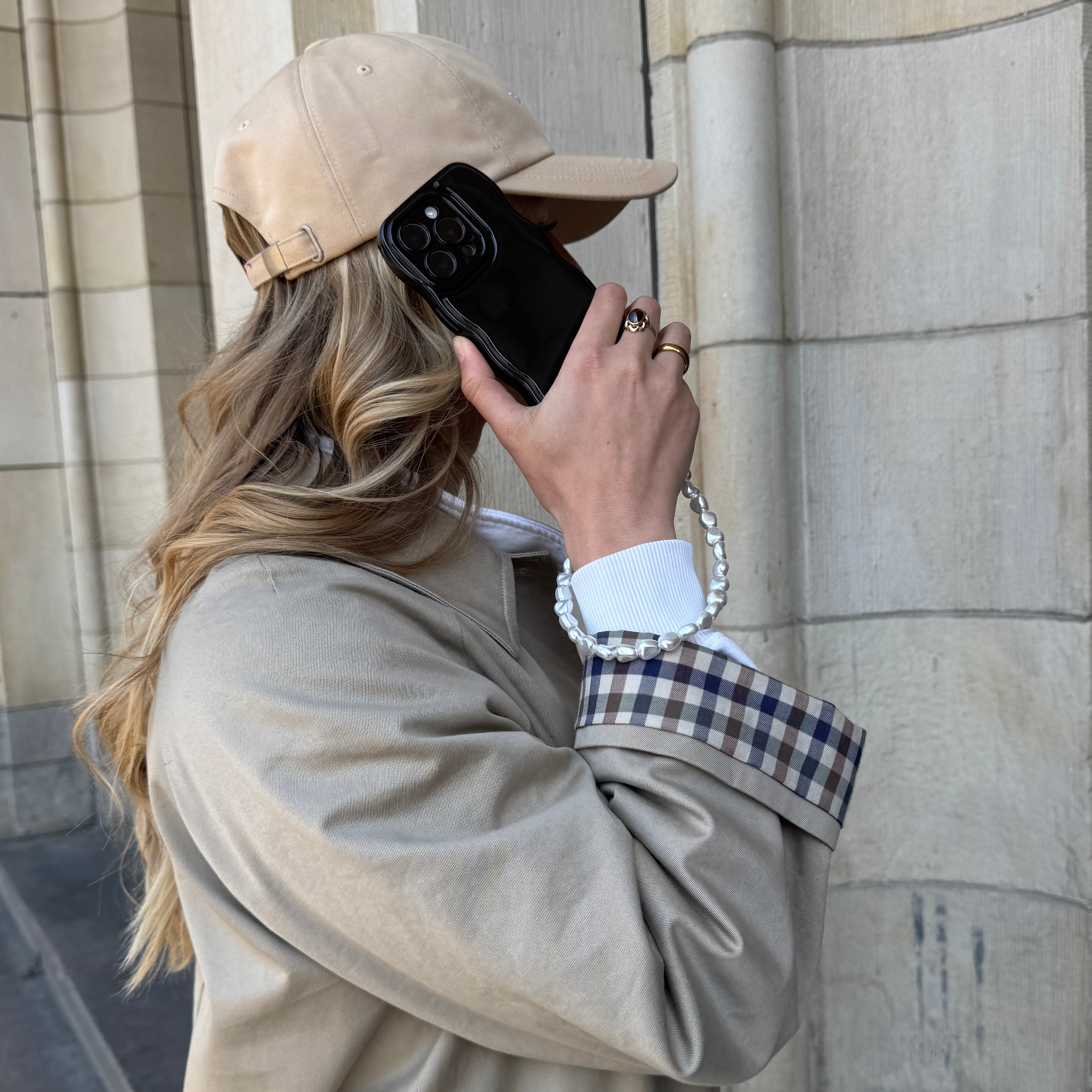 xoxo Wildhearts Glossy Wavy Cord Case Black - Pearlfection (short) - iPhone 16 Pro Max