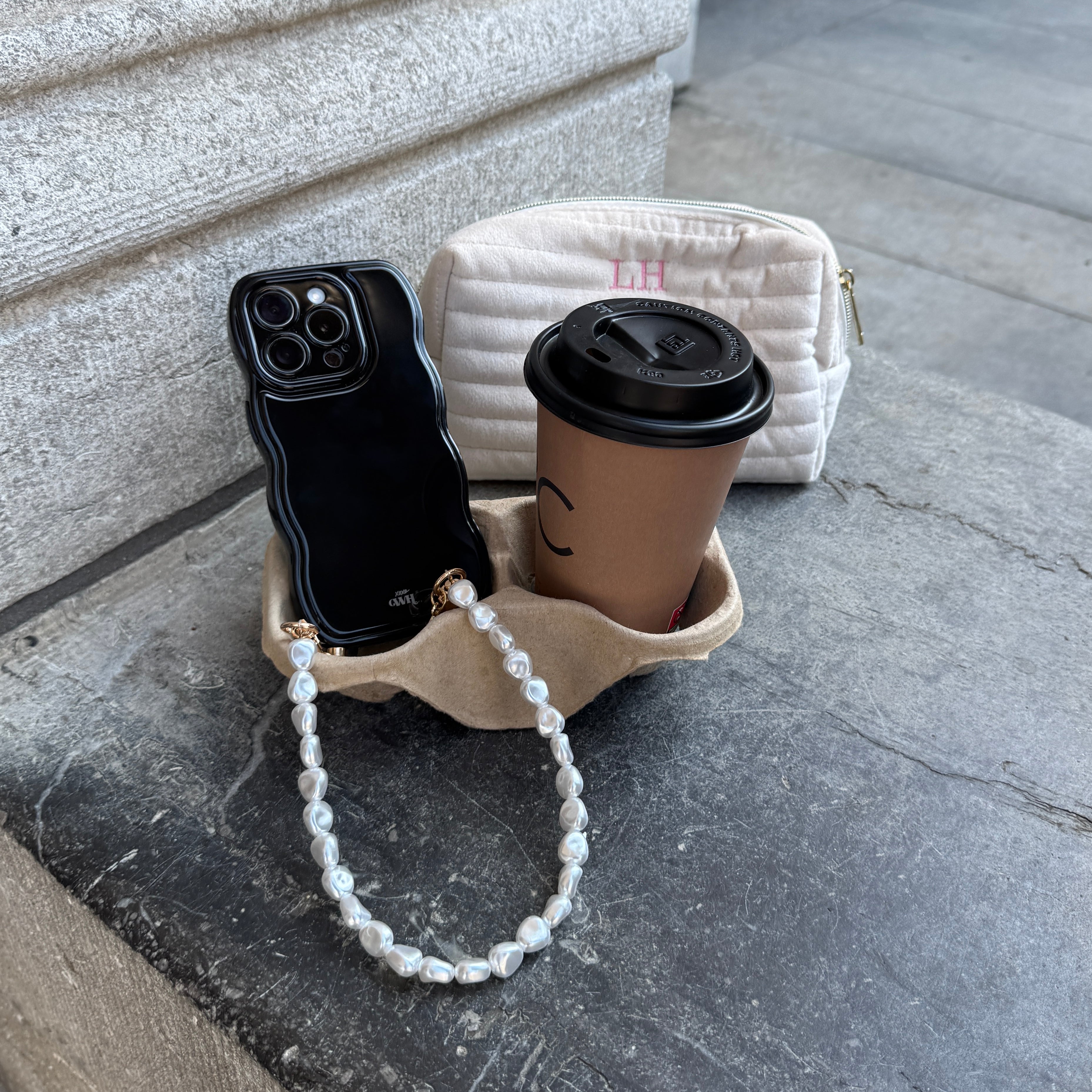 xoxo Wildhearts Glossy Wavy Cord Case Black - Pearlfection (short) - iPhone 16 Pro Max