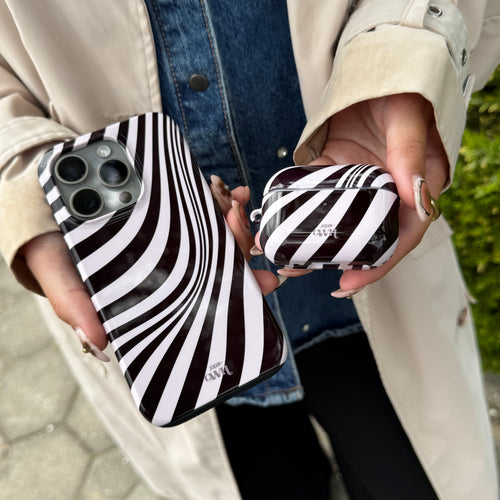 xoxo Wildhearts Optical Illusion - iPhone 16 Pro Max