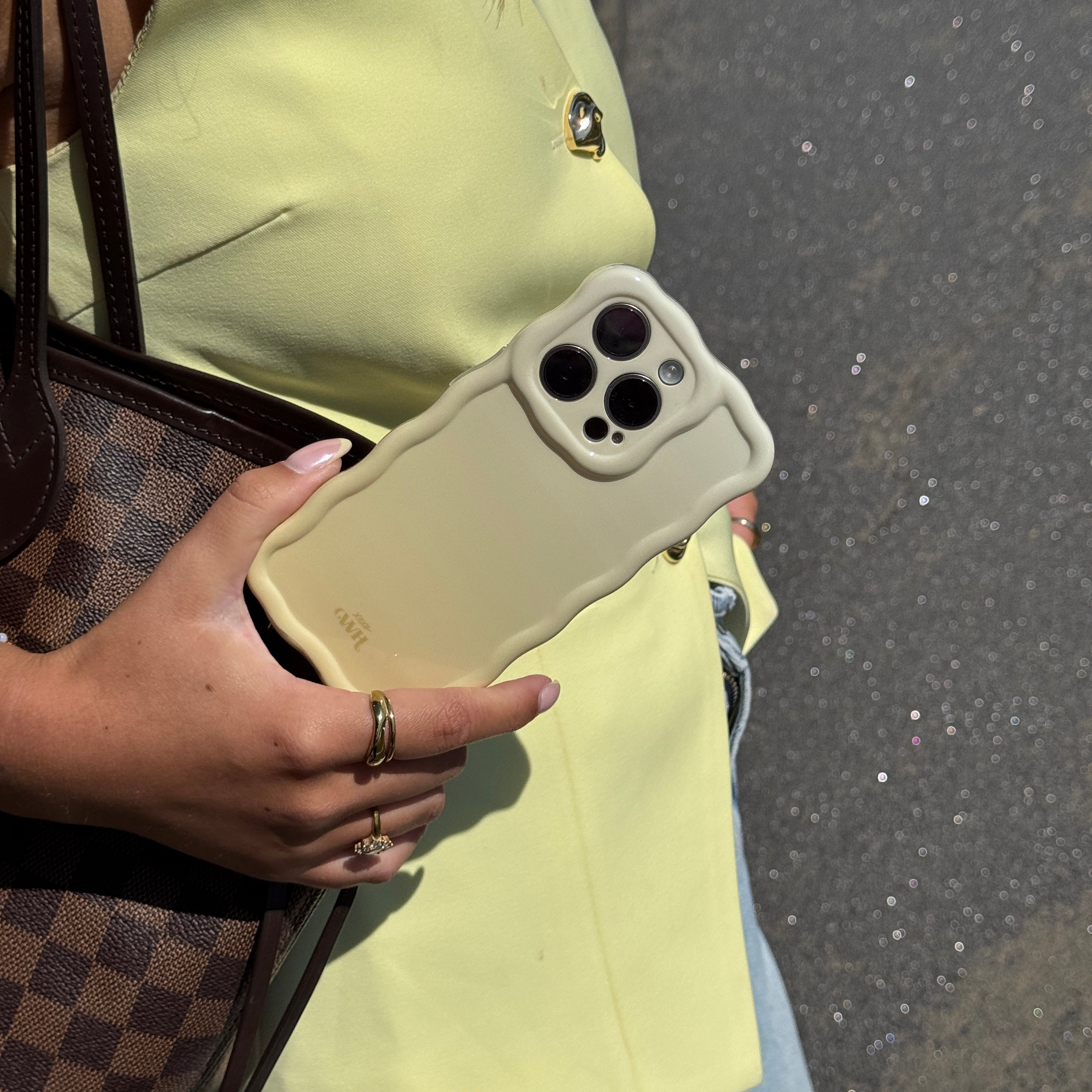 xoxo Wildhearts Glossy Wavy Case Buttercup - iPhone 17