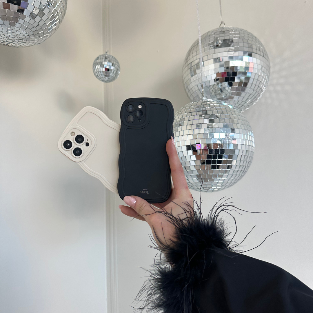 xoxo Wildhearts - Wavy case Black - iPhone 16