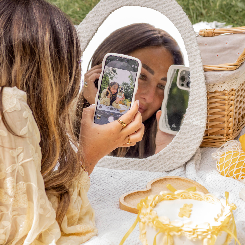 xoxo Wildhearts Wavy mirror case Creme - iPhone 15 Pro Max