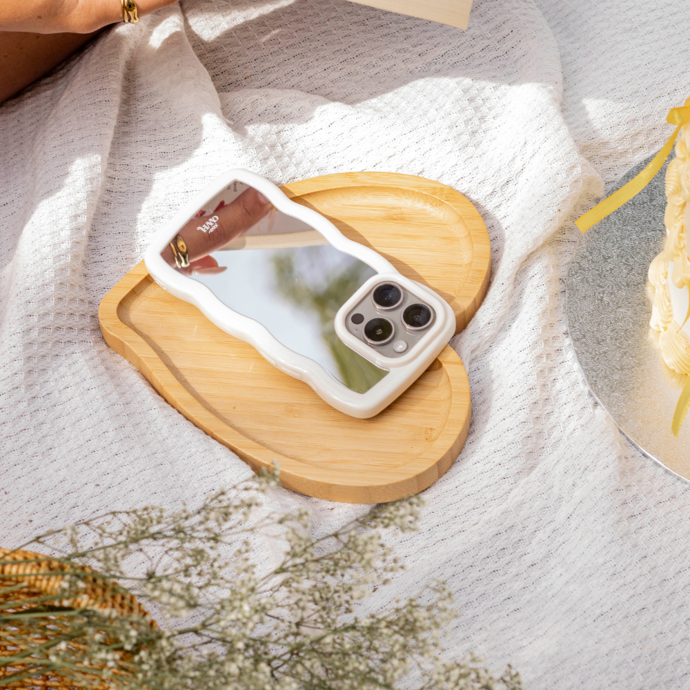 xoxo Wildhearts Wavy mirror case Creme - iPhone 15 Pro Max