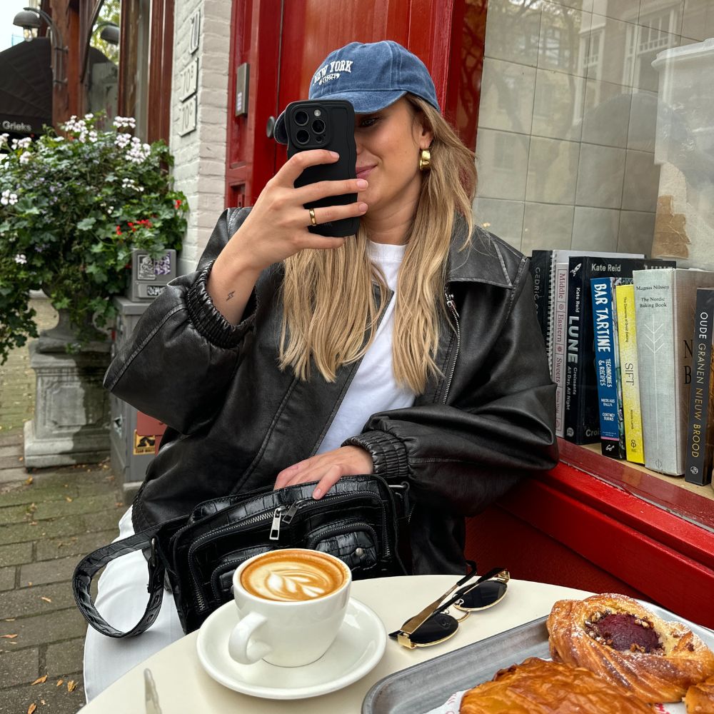 xoxo Wildhearts - Wavy case Black - iPhone 16