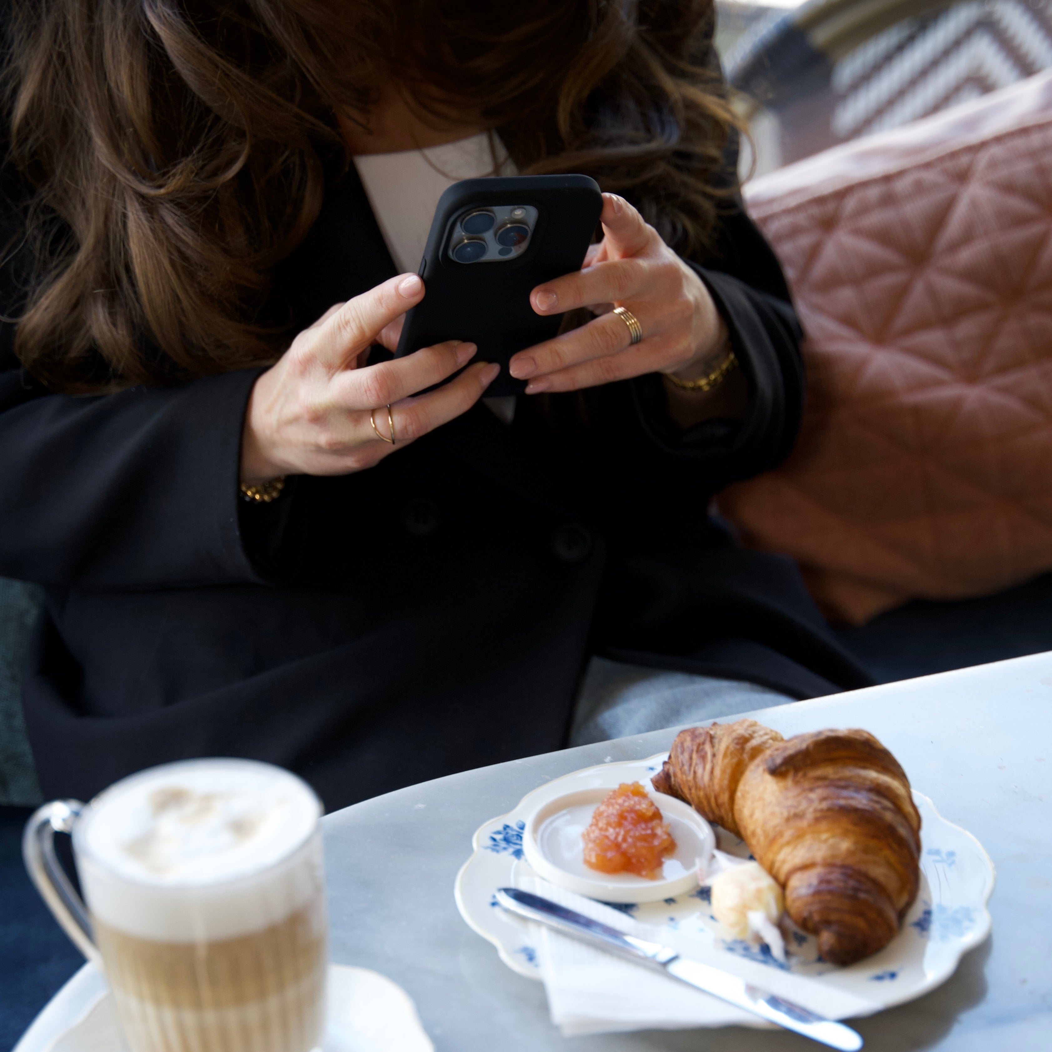 xoxo Wildhearts Shockproof silicone case MagSafe Black - iPhone 16