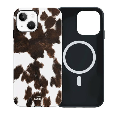 Midnight Rodeo MagSafe iPhone 13 hoesje met realistische bruin-witte koeienvacht print en zwarte binnenkant.
