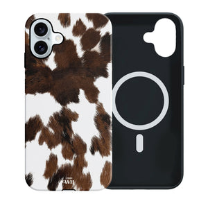 Midnight Rodeo MagSafe iPhone 16 hoesje met realistische bruin-witte koeienvacht print en zwarte binnenkant.