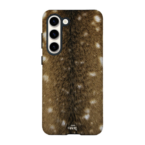 Samsung Galaxy S24 hoesje met realistische bruine hertenvacht print en witte vlekken, dubbele laag.