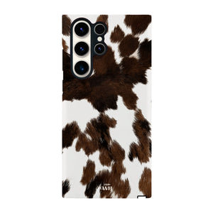 Samsung Galaxy S24 Ultra hoesje met realistische bruin-witte koeienvacht print en xoxo Wildhearts logo.