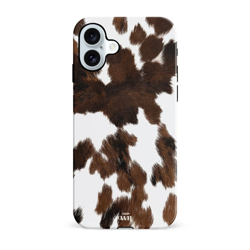 iPhone 16 hoesje met realistische bruine koeienvacht print, hoogglans afwerking en "xoxo CWH" logo.