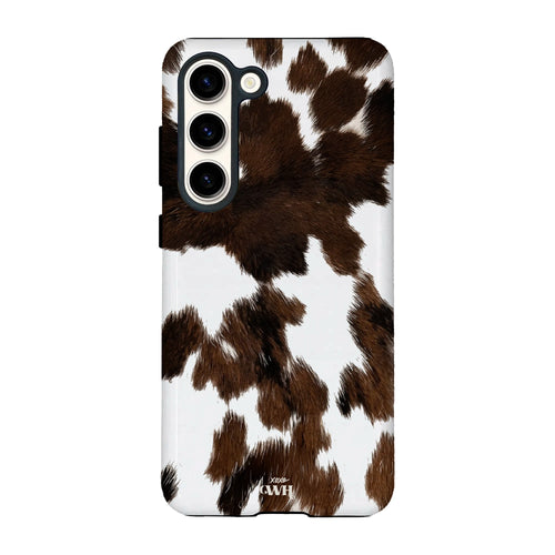 Samsung Galaxy S24 hoesje met realistische bruin-witte koeienvacht print en hoogglans afwerking.