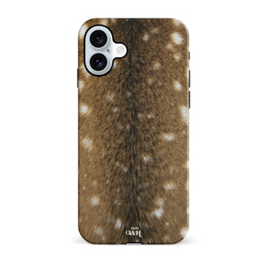 iPhone 16 hoesje met realistische bruine hertenvacht print en witte vlekken, glanzende afwerking.